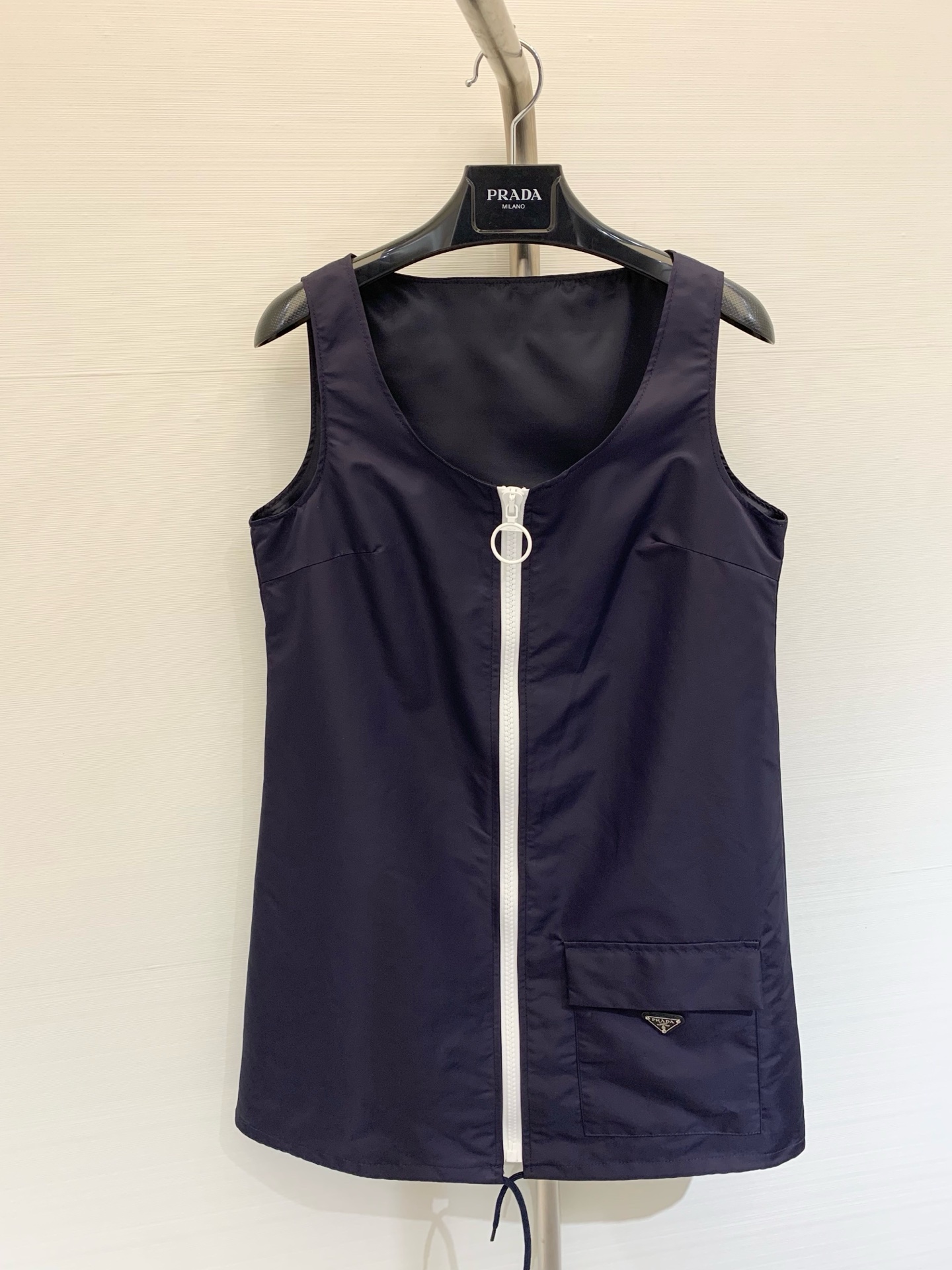 NO:409880,Prad* 2025 Summer New Style Inverted Triangle Logo Solid Color Sleeveless Vest Skirt, which uses customized light nylon fabric, delicate feel, comfortable to wear and draping, cool tones of high-end black are very easy to match!  Customized logo hardware, exquisite workmanship inside and outside, looks good when wearing or layered T-shirts and shirts. SML, prada, skirts, tees, t-shirt, alexander wang19860909Prad* 2025 夏季新款 倒三角徽标纯色无袖背心裙,采用定制的轻盈尼龙面料,手感细腻,穿着舒适也有垂坠感,冷色调高级黑非常好搭配！定制的logo五金,里外做工精致,单穿或者叠搭T恤、衬衣都好看 码数SML,,prada,skirts,tees，t-shirt,alexander wang,Women's clothing