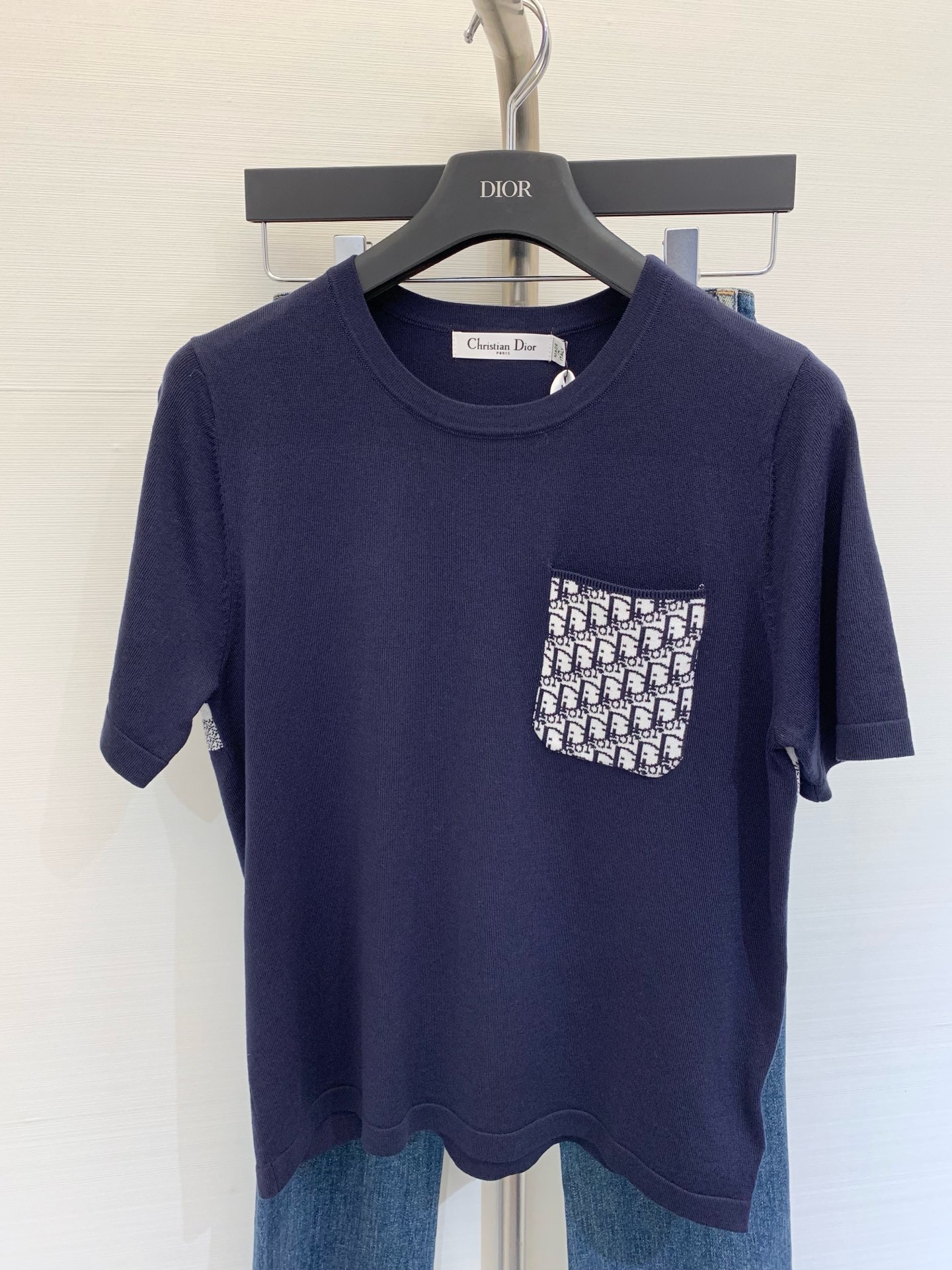 NO:412619,New two-color short-sleeved logo pattern embellishment and decoration, upper body makes you look slim and fashionable. Size //, T-shirt, alexander wang19860909新款 二色短袖 logo图案点缀修饰 上身顯瘦時尚 码数//,,T-shirt,alexander wang,Women's clothing