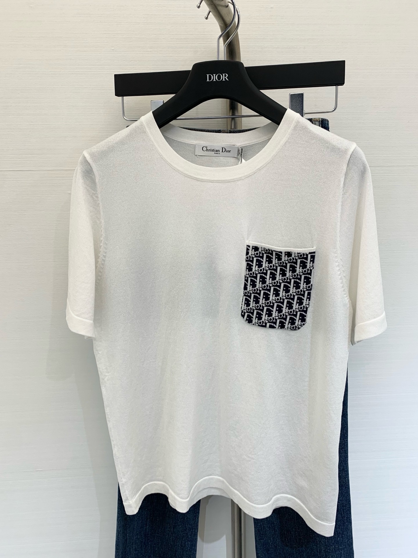 NO:411510,New two-color short-sleeved logo pattern embellishment and decoration, upper body makes you look slim and fashionable. Size //, T-shirt, alexander wang19860909新款 二色短袖 logo图案点缀修饰 上身顯瘦時尚 码数//,,T-shirt,alexander wang,Women's clothing