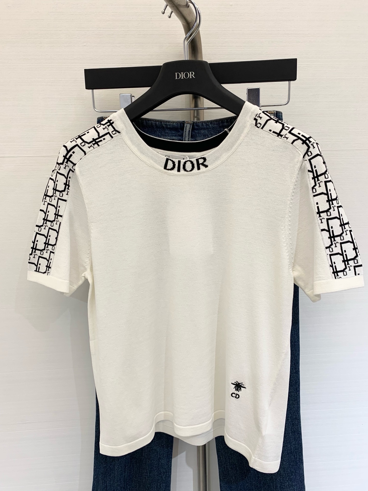 NO:412665,New two-color short-sleeved logo pattern embellishment and decoration, upper body slim and fashionable color black white Size //, T-shirt,alexander wang19860909新款 二色短袖 logo图案点缀修饰 上身顯瘦時尚 颜色黑色 白色 码数//,,T-shirt,alexander wang,Women's clothing