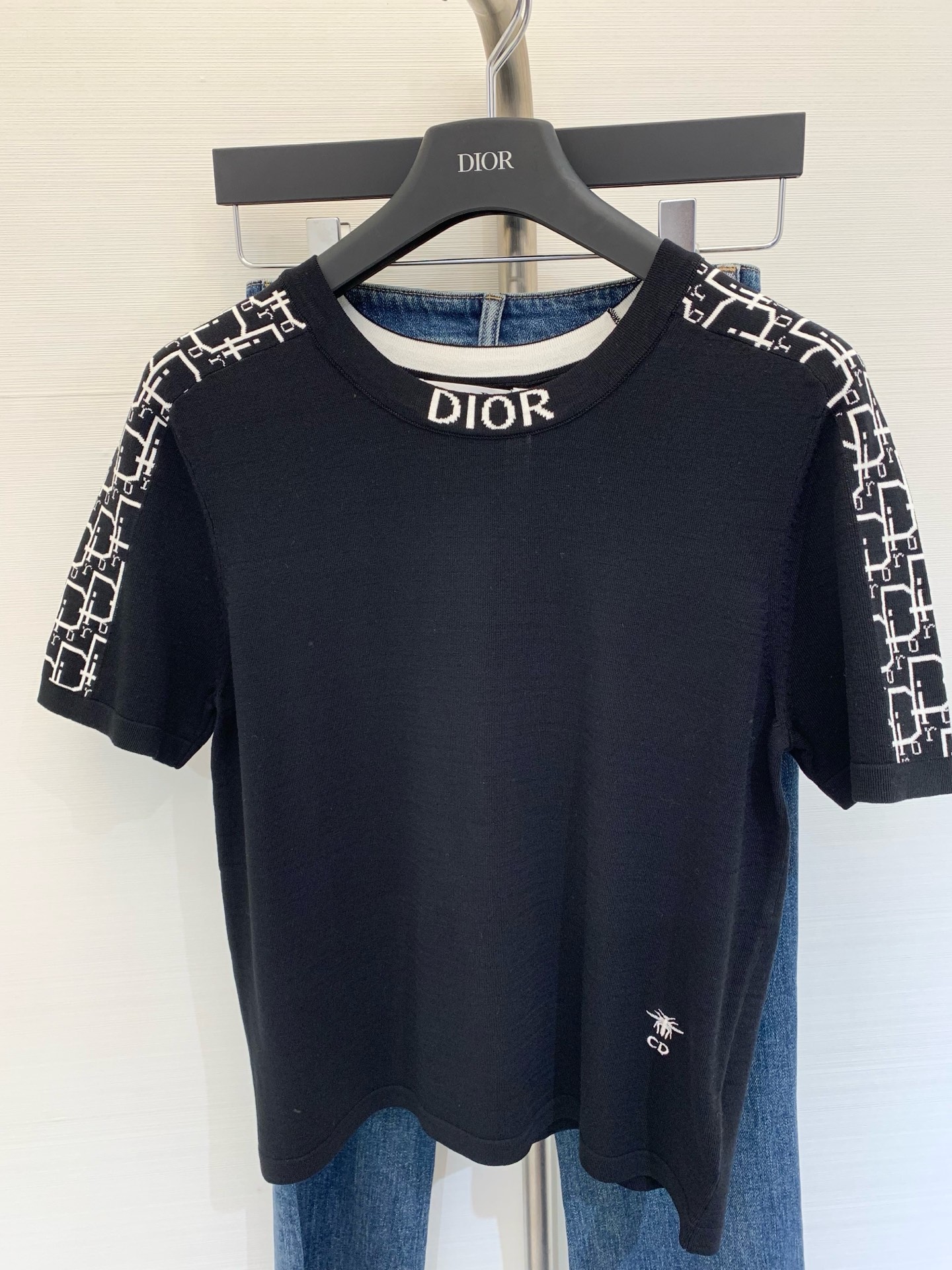 NO:412612,New two-color short-sleeved logo pattern embellishment and decoration, upper body slim and fashionable color black white Size //, T-shirt,alexander wang19860909新款 二色短袖 logo图案点缀修饰 上身顯瘦時尚 颜色黑色 白色 码数//,,T-shirt,alexander wang,Women's clothing