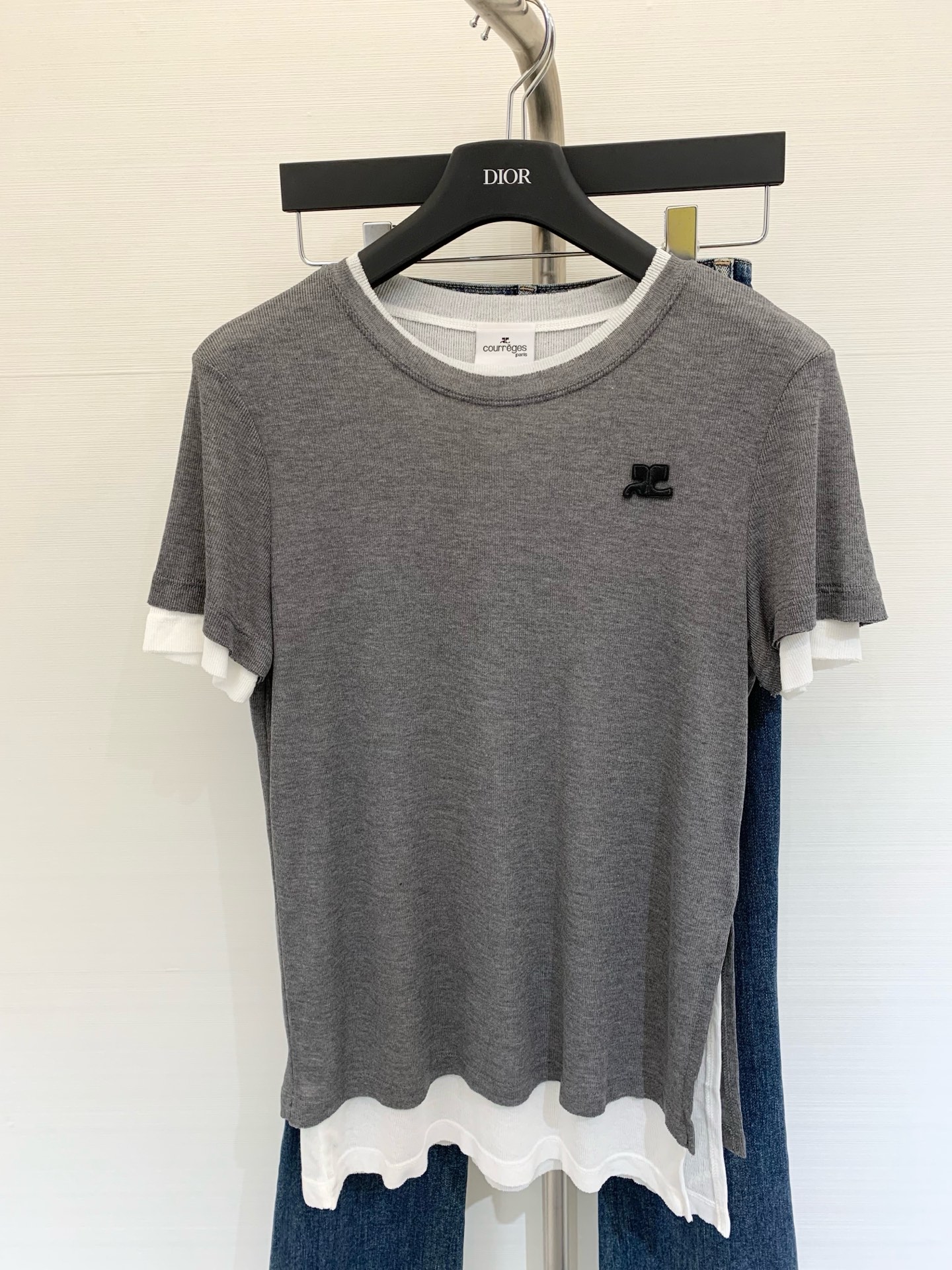 NO:412632,New summer style, thin contrasting round neck shirt, really two pieces!  Soul layering item, hem slit design, the superposition length is just right, the waist proportion is improved, the details are handled perfectly, and the body proportion is perfectly extended. Color black gray Size number, alexander wang19860909夏季新款 透薄撞色圆领恤,真两件噢！灵魂叠穿单品,下摆开叉设计,叠加长度恰到好处, 提升腰部比例,细节处理完美,完美拉长身材比例 颜色黑色 灰色 码数,,alexander wang,Women's clothing