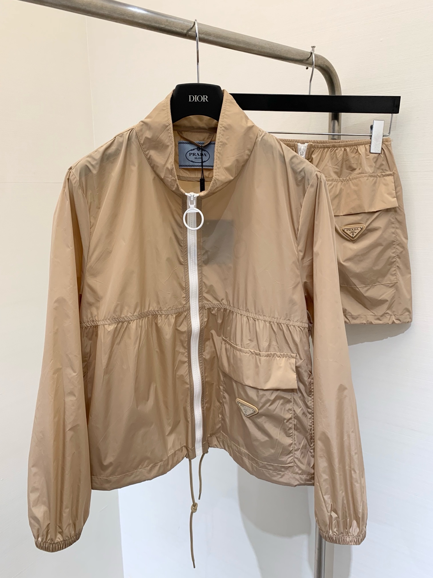 NO:412605,* New summer products, stand-up collar sunscreen jacket skirt suit, customized imported materials, comfortable and easy to wear, crisp and stylish, inverted triangle labeling, highlighting the brand's high-end feel, drawstring hem design, various outfits, lighting up style, adding casual and fashionable sense of work clothes, highlighting fashionable and fashionable positioning, a set of top-body fashionable, , skirts, jackets & coats, alexander wang19860909*  夏季新品 立领防晒外套半裙套装 定制进口材质 舒适好穿 挺括有型 倒三角贴标 凸显品牌高级感 抽绳下摆设计 多种穿搭 点亮格调 增添工装休闲时尚感 彰显时髦潮流定位 一套上身时髦洋气 码数,,skirts,jackets & coats,alexander wang,Women's clothing