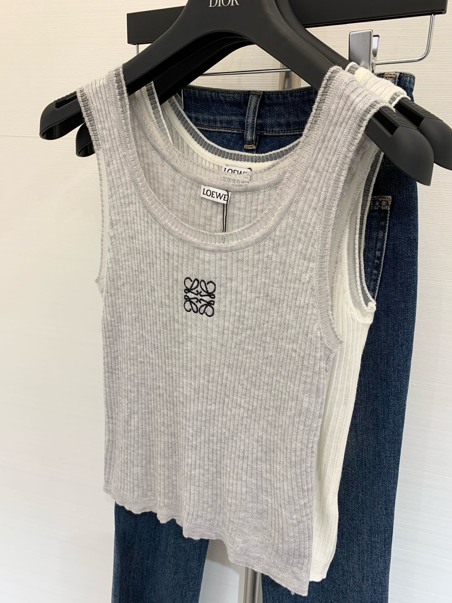 NO:413757,* New summer style lace spliced ​​collar knitted vest, with iconic logo pattern on the chest, highlighting the brand's personality, highlighting the high-end feeling of outfits, vertical pit strip texture slimming design, making simple styles look sexy and individual, elastic and tighter, more refined, and full of relaxation and tone, light luxury and fashionable temperament, you can wear it alone and layer it!  Alexander wang19860909*  夏季新款 蕾丝拼接领针织背心 胸前装点标志性徽标图案 彰显品牌个性 凸显穿搭高级感 竖坑条纹理显瘦设计 让简单款式穿出性感个性 弹性松紧更显精致 穿搭尽显松弛调性 轻奢时髦气质 单穿叠穿均可！ 码数,,alexander wang,Women's clothing