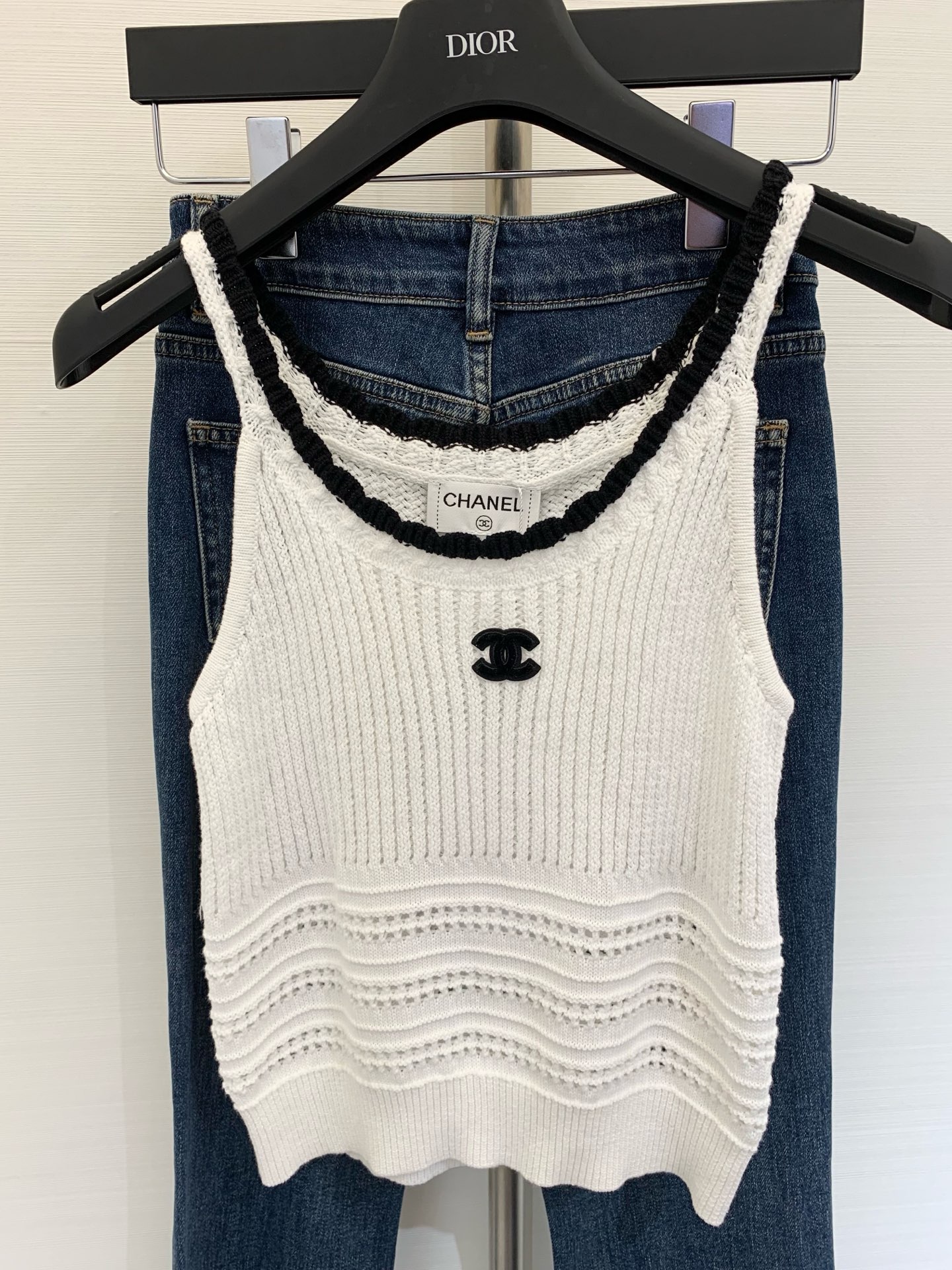 NO:415156,New series of models, wavy collar contrast vest, soft and breathable fabric, logo design embellishment, high-end atmosphere, color black, white, size //,,alexander wang19860909系列款新款 波浪领撞色背心 面料软糯透气 Logo设计修饰点缀 上身高级氛围感 颜色黑色 白色 码数//,,alexander wang,Women's clothing