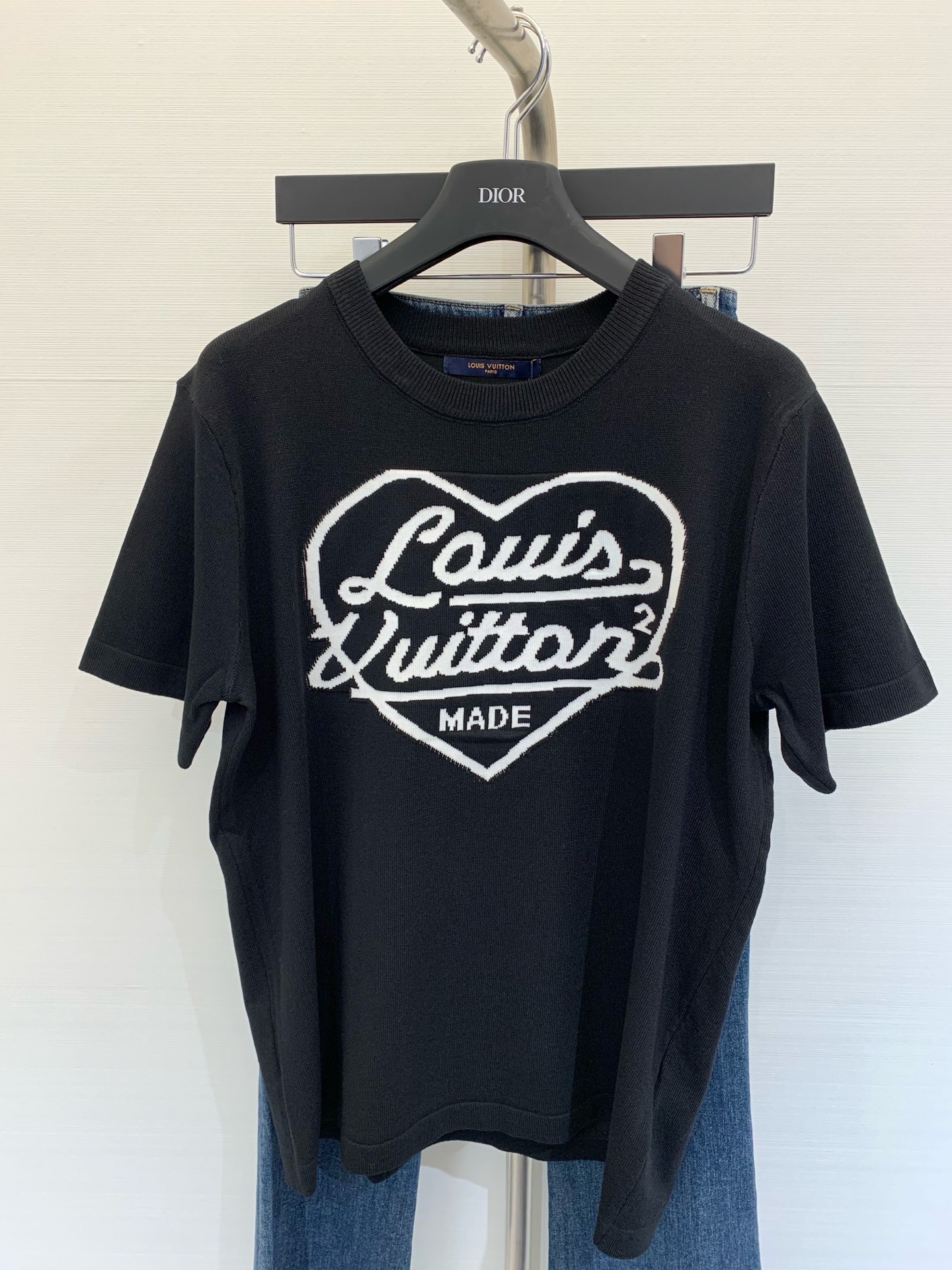 NO:413745,LouisVuit*on 2025 new summer style love letters logo jacquard knitted short sleeves men and women same style color black white SML, louis vuitton, T-shirt, alexander wang19860909LouisVuit*on 2025 夏季新款 爱心字母Logo提花针织短袖 男女同款 颜色黑色 白色 码数SML,,louis vuitton,T-shirt,alexander wang,Women's clothing