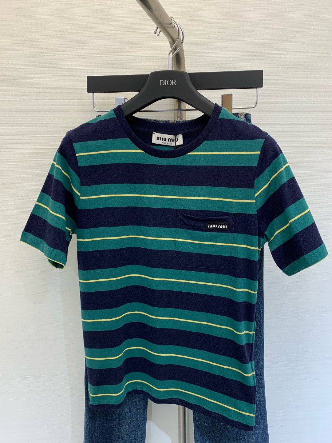 NO:415203,* New spring and summer style Micro-label striped short-sleeved round neck shirt made of plain cotton fabric Stripe pattern details The chest is decorated with brand logo patch logo Long straight style Ribbed neckline and hem same as men and women The chest pocket is fully matched Size, T-shirt, alexander wang19860909*  春夏新款 微标条纹短袖圆领恤 采用平纹棉质面料制作 条纹图案细节 胸前饰有品牌标识贴布徽标 长款直筒版型 罗纹领口和下摆男女同款 胸前口袋是全对格做法 码数,,T-shirt,alexander wang,Women's clothing