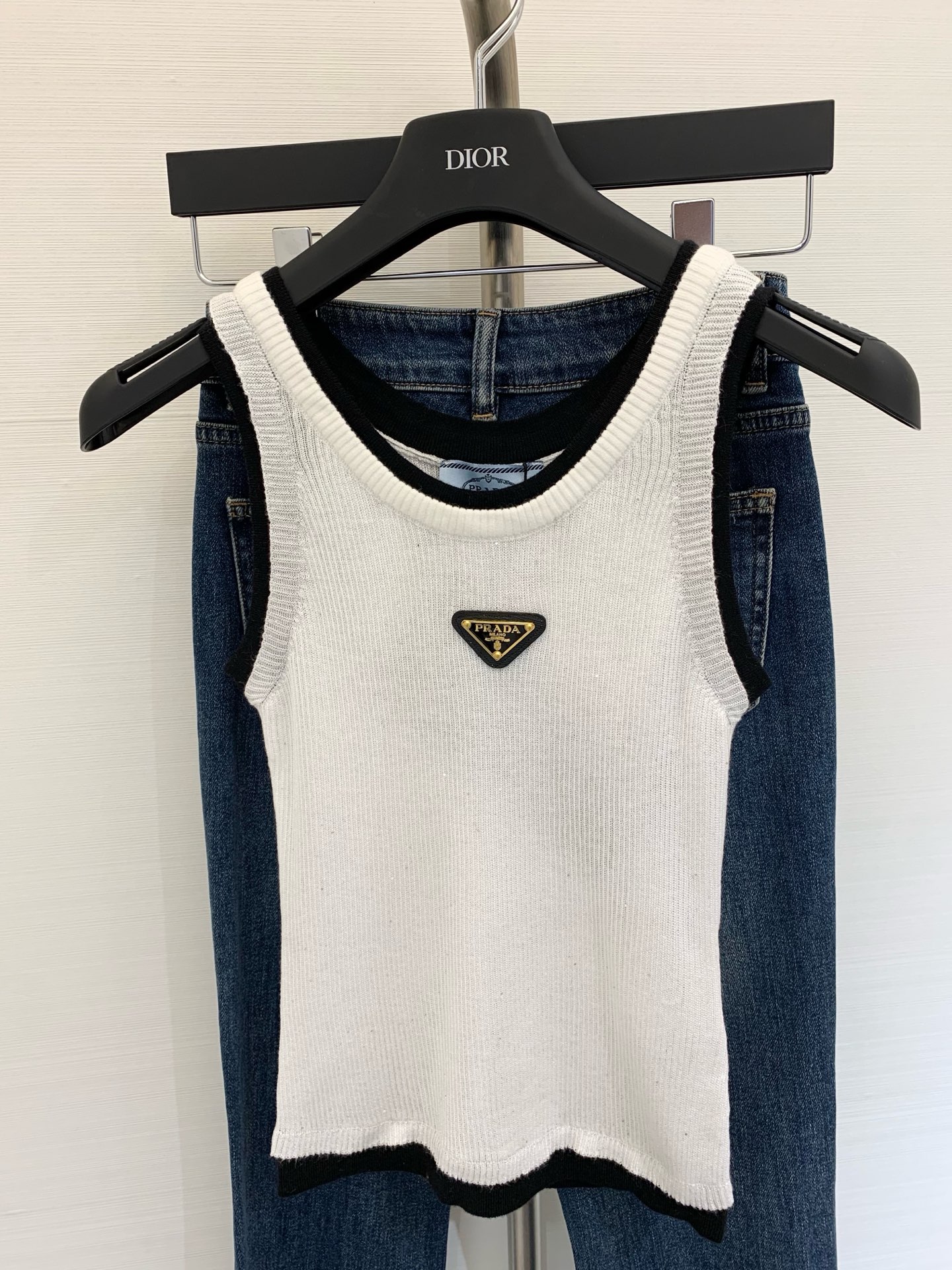 NO:418885,New summer style, inverted triangle ▽ round neck knitted vest, customized fabric breathable, design embellishment!  High-end atmosphere on the upper body. Number of codes//,alexander wang19860909夏季新款 倒三角▽圆领针织背心 定制面料透气 设计修饰点缀！上身高级氛围感 码数//,,alexander wang,Women's clothing