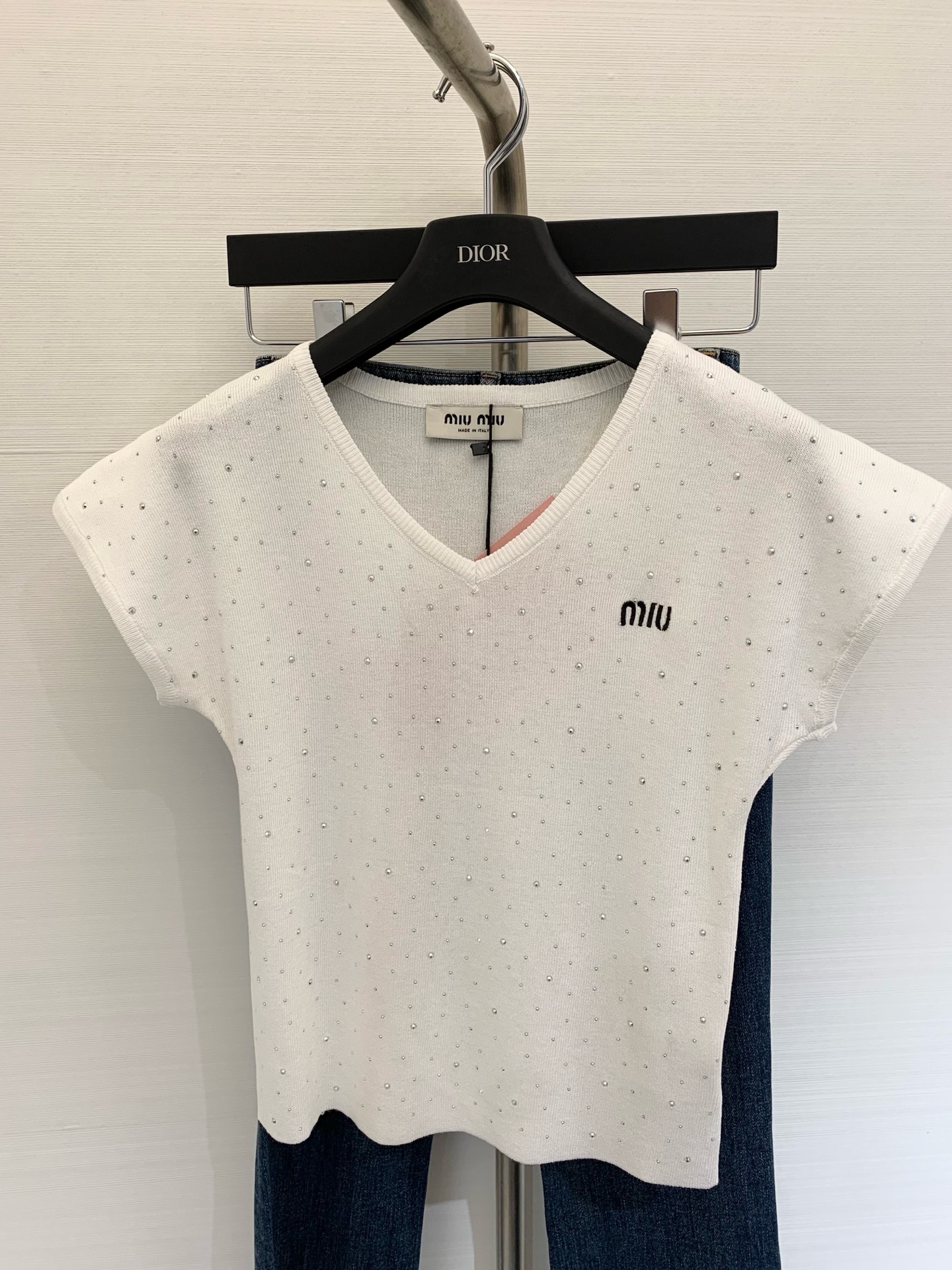 NO:418889,* New summer style, neckline iron diamond half-sleeved vest, made of wool fabric, soft and breathable, not tying, front heavy industrial iron diamond design, neckline half-sleeved more suitable for summer, versatile items, color black white, size,,alexander wang19860909*  夏季新款 领烫钻半袖背心 采用羊毛面料 柔软透气不扎身 前幅重工烫钻设计 领半袖更加适合夏天 气质百搭单品 颜色黑色 白色 码数,,alexander wang,Women's clothing