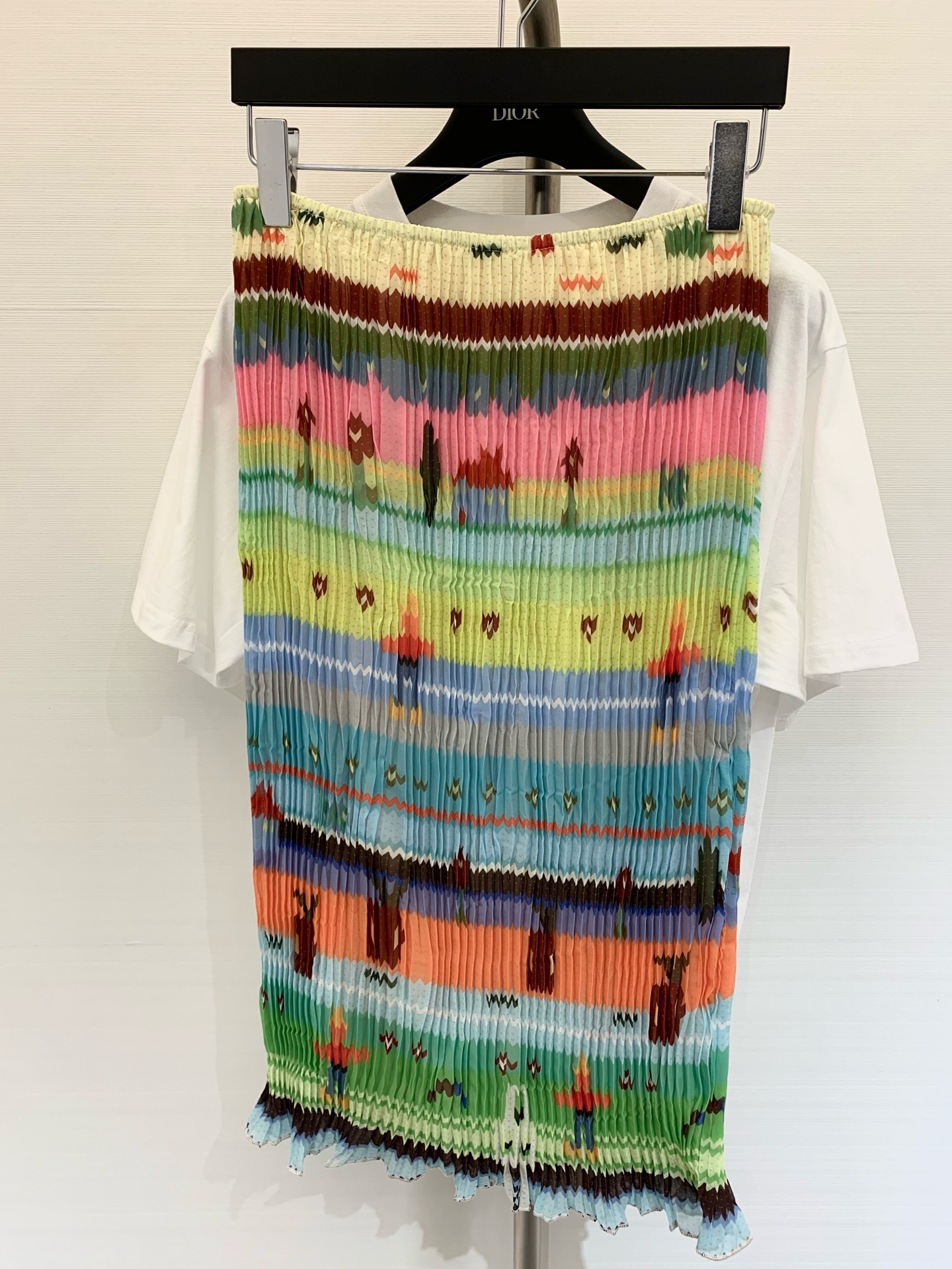 NO:418973,2025 Children's fun colorful T-shirt skirt suit, treasures!  This outfit is hard to grasp. This colorful patterned skirt is intertwined with colorful colors, and the patterns are super interesting. It is like wearing the fairy tale world on your body. The matching white T is also very design-like, simple and playful. Whether it is a straw hat to create a vacation style or a cardigan to take a casual route, you can easily hold it. Daily commuting and weekend trips, you will be the most beautiful baby on the street and follow the outfit ideas in the picture, easily unlocking a variety of styles, and the sense of fashion is full~ SML, skirts, tees, t-shirt, hats, alexander wang198609092025 童趣彩色T恤半裙套装 宝子们！被这套穿搭狠狠拿捏了 这条彩色图案半裙,缤纷色彩交织,图案超有趣,像是把童话世界穿在身上~搭配的白T也很有设计感,简约又不失俏皮,无论是配草帽营造度假风,还是搭开衫走休闲路线,都能轻松hold住.日常通勤、周末出游,穿上它你就是街头最靓的崽跟着图里的穿搭思路走,轻松解锁多种风格,时尚感拉满~ 码数SML,,skirts,tees，t-shirt,hats,alexander wang,Women's clothing