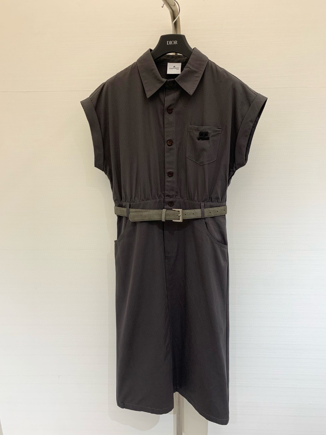 NO:420865,New summer style French casual style work dress~ Delivery suede velvet belt The overall cool French retro style is very aura. The collar design is simple but not without fashion~ The rolled-edge sleeves are elegant and capable, and the slack feels full~ The slightly loose style is huge and hidden, and sisters with thin waists and wide strides are sure to enter!  Daily commuting/dating parties, yard count, skirts, chamois leather, alexander wang19860909夏季新款 法式休闲风工装连衣裙~ 配送麂皮感绒布腰带 整体酷酷的法式复古风很有气场 领设计,简约而不失时尚感~ 卷边袖子优雅干练,松弛感拉满~ 微宽松版型巨藏肉,腰细跨宽的姐妹必入！ 日常通勤/约会聚会都 码数,,skirts,chamois leather,alexander wang,Women's clothing