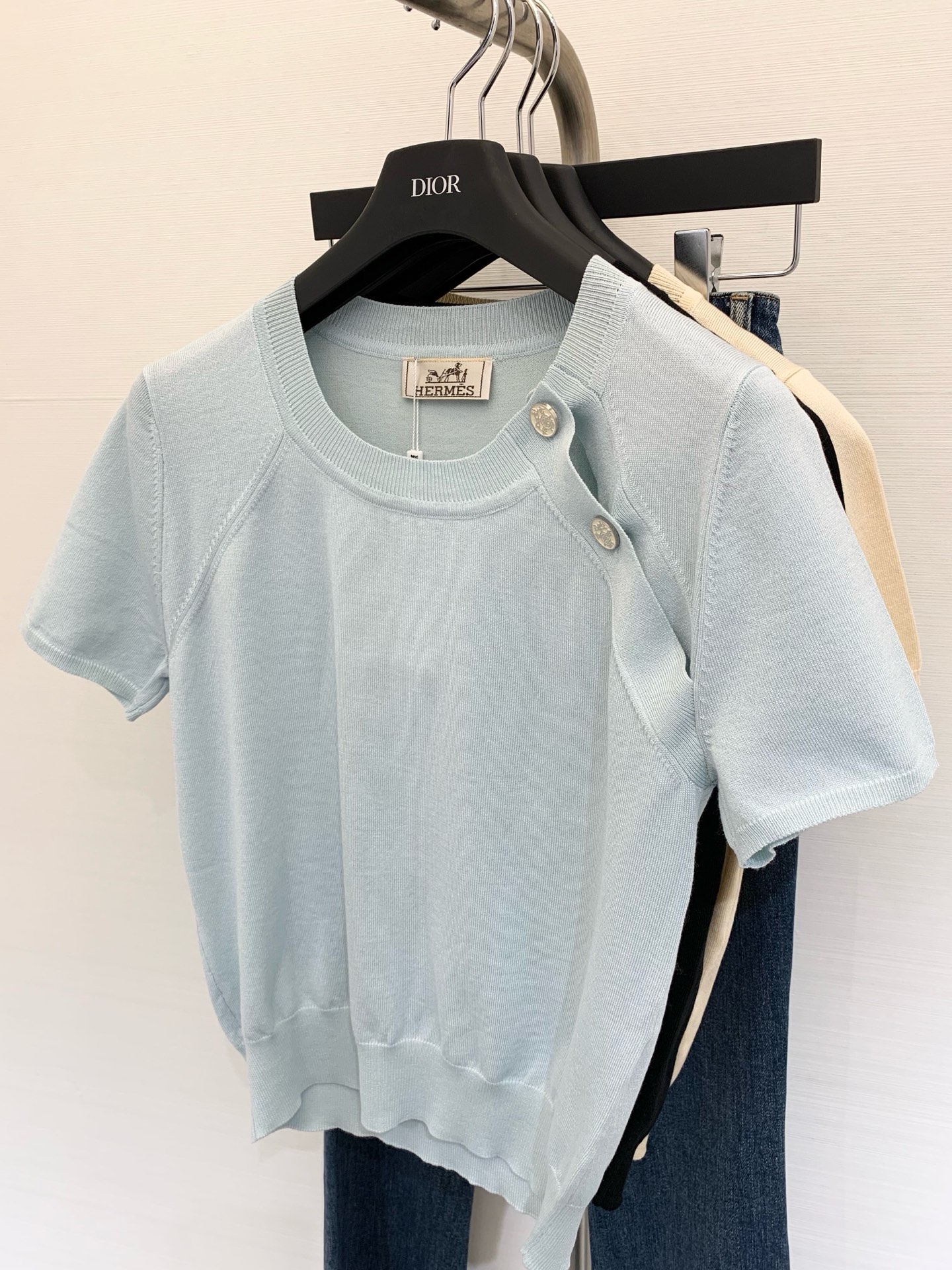 NO:420781,New summer style, extremely gentle slanted shoulder knitted short sleeves. The color is too straight, the buttons are the pattern of the book seal, very delicate, light colors are just brainless. Light blue light yellow black, T-shirt, alexander wang19860909夏季新款 极致温柔斜肩针织短袖 颜色太正了耶,扣子是藏书章图案,非常精致,浅色系无脑冲即可 颜色浅蓝 浅黄 黑色,,T-shirt,alexander wang,Women's clothing
