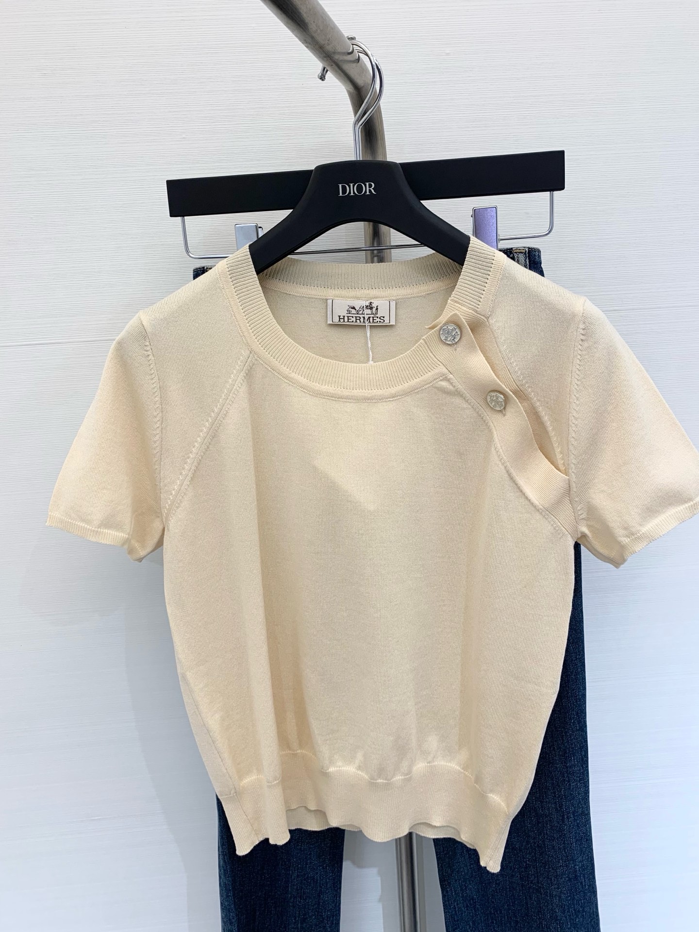 NO:420801,New summer style, extremely gentle slanted shoulder knitted short sleeves. The color is too straight, the buttons are the pattern of the book seal, very delicate, light colors are just brainless. Light blue light yellow black, T-shirt, alexander wang19860909夏季新款 极致温柔斜肩针织短袖 颜色太正了耶,扣子是藏书章图案,非常精致,浅色系无脑冲即可 颜色浅蓝 浅黄 黑色,,T-shirt,alexander wang,Women's clothing