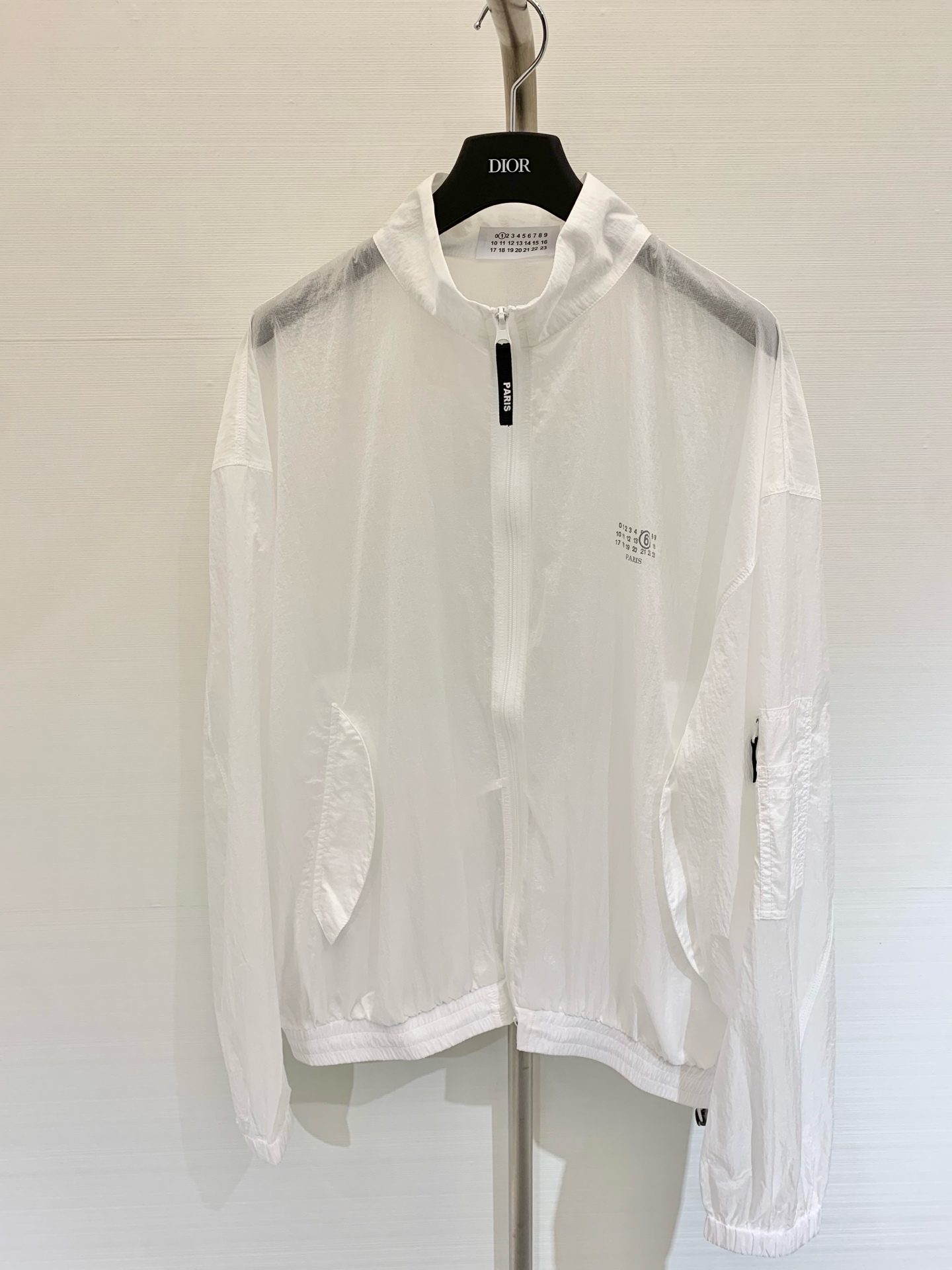 NO:422778,MM6 2025 new summer sun protection cardigan Customized ultra-thin sun protection fabric shoulder-fall loose fit to achieve all-round sun protection Simple and casual Color black and gray White Size ML,,masion margiela,alexander wang19860909MM6 2025 夏季新款 防晒开衫 定制超薄防晒面料 落肩宽松版型 做到全方位防晒 简约随性 颜色黑灰 白色 码数ML,,masion margiela,alexander wang,Women's clothing