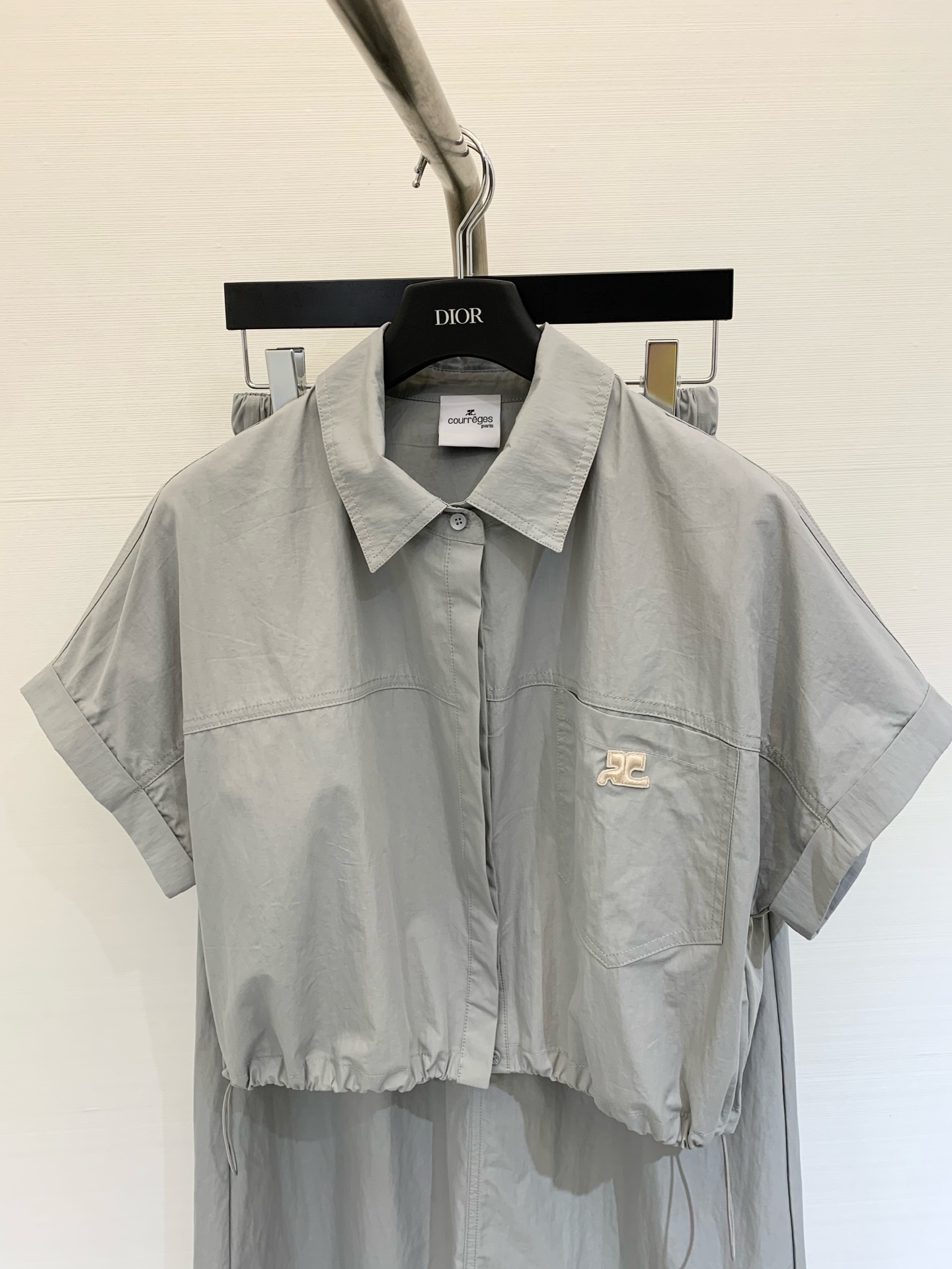 NO:422787,Courreges 2025 new model fake two-piece skirt suit short cardigan skirt suit classic design falls in love with it at a glance The top is spliced ​​striped vest fake two-piece design, the upper body temperament is immediately improved, the upper body looks huge and beautiful, the color is super white, high quality, dark gray, light gray, light apricot, SML, skirts, alexander wang19860909Courreges 2025 新款 假两件半裙套装 短款开衫半裙套装 经典设计一眼就爱上了 上衣是拼接条纹背心假两件设计 上身气质立马提升 版型上身巨好看 颜色超显白 高品质 颜色深灰 浅灰 浅杏 码数SML,,skirts,alexander wang,Women's clothing