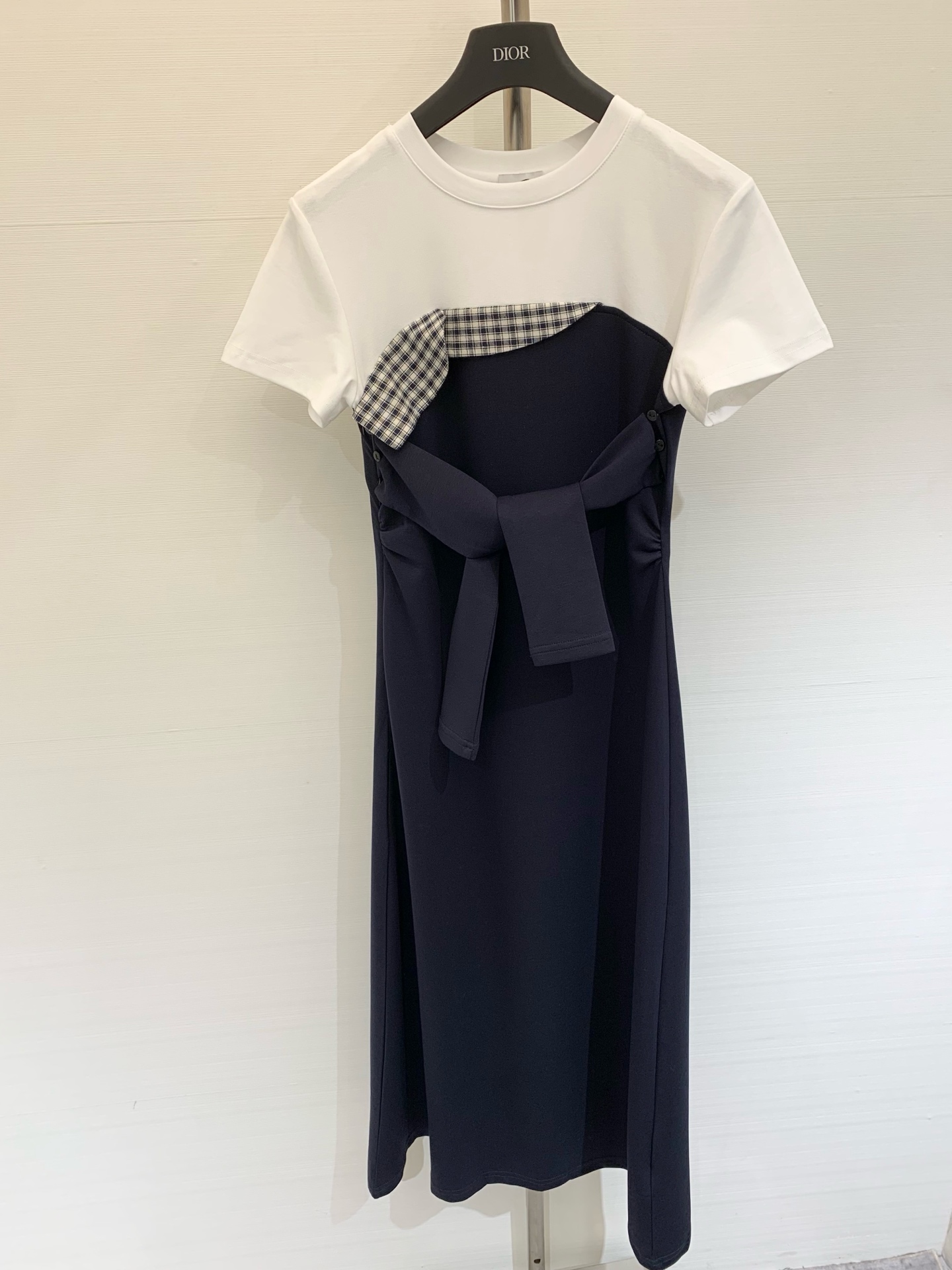 NO:422813,Sacai 2025 summer new style, contrasting color spliced ​​round neck short-sleeved dress, chest spliced ​​plaid fabric design, waist belt, waist slimming, showing temperament, versatile items that combine casual and nobleness, SML, skirts, T-shirt, alexander wang19860909Sacai 2025 夏季新款 撞色拼接圆领短袖连衣裙 胸前拼接格子布饰设计 腰间系腰带 收腰显瘦尽显气质 集休闲与高贵于一身的百搭单品 码数SML,,skirts,T-shirt,alexander wang,Women's clothing