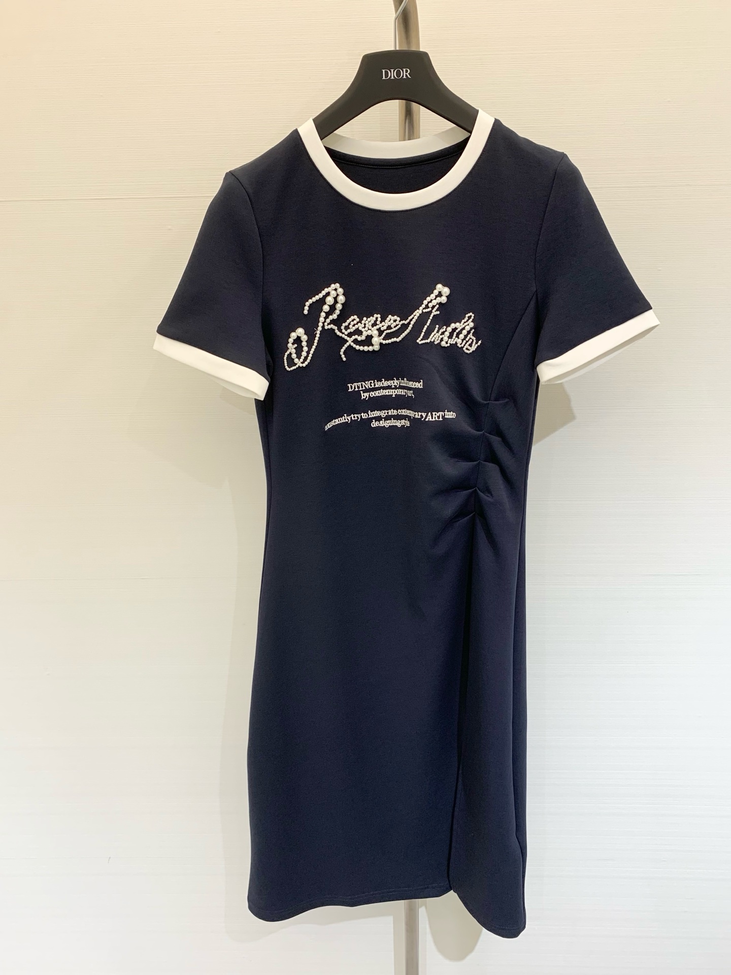 NO:422795,2025 summer new style pearl letter embroidered round neck waist pleated dress with natural waist pleated waist hem design casual and a little sexy. It looks good with white shoes and high heels. Color is hidden blue. Gray. SML, high heels, skirts, alexander wang.198609092025 夏季新款 珍珠字母刺绣圆领腰褶连衣裙 腰间自然压褶收腰下摆开叉设计 休闲又有点小性感 搭配小白鞋、高跟鞋都好看 颜色藏蓝 灰色 码数SML,,high heels,skirts,alexander wang,Women's clothing