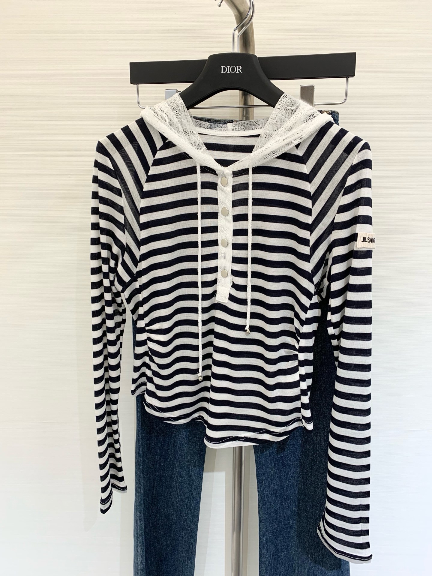 NO:424279,Spliced ​​lace hooded striped long-sleeved sun protection, custom fabric is soft, breathable and comfortable, shoulder decoration, impermeable and elastic, very easy to wear, lace flower shape is super beautiful and durable, hooded design has a sense of layering, every day travel is very good, slim fit but not tight, very modified body proportions, invincible and super slim, relaxed Korean women's outfits, sizes, hats, alexander wang19860909拼接蕾丝连帽条纹长袖防晒 定制的面料柔软透气舒适 肩膀饰有 不透有弹力非常好穿 蕾丝花型超好看耐看 连帽设计自带层次感 日常出游都非常出片哦 偏修身版型但不会紧绷 非常修饰身材比例版型无敌超级显瘦 轻松韩女穿搭单品 码数,,hats,alexander wang,Women's clothing