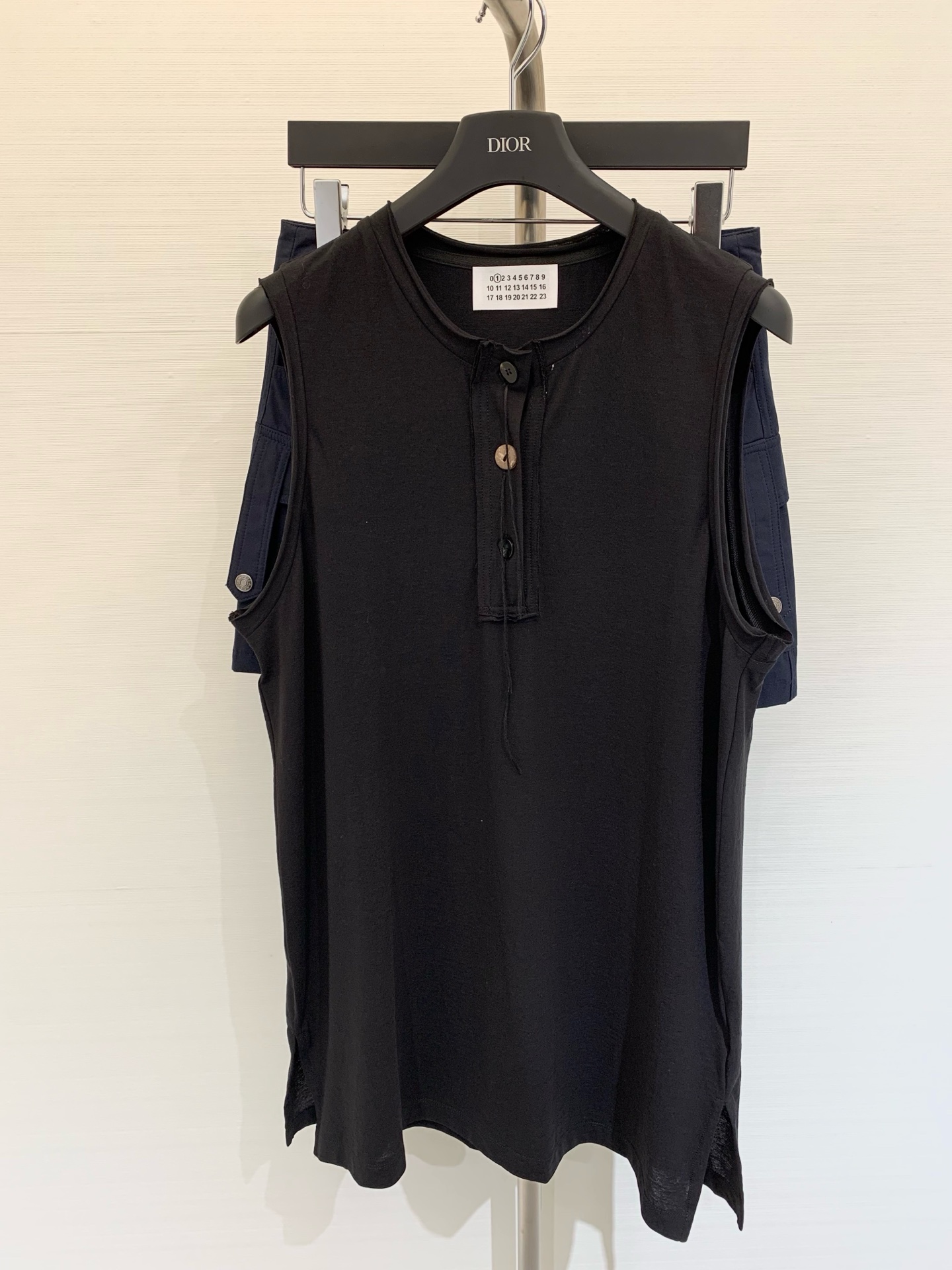 NO:424433,MM6 2025 summer new style tassel button vest loose style is simply too good looking button tassel design super invincible hidden meat style casual and feminine, a must-have simple artifact for human hands Color white black SML, masion margiela, alexander wang19860909MM6 2025 夏季新款 流苏纽扣背心 宽松版型简直不要太好看 纽扣流苏设计 超级无敌藏肉款 休闲带女人气息,人手必备简约神器 颜色白色 黑色 码数SML,,masion margiela,alexander wang,Women's clothing