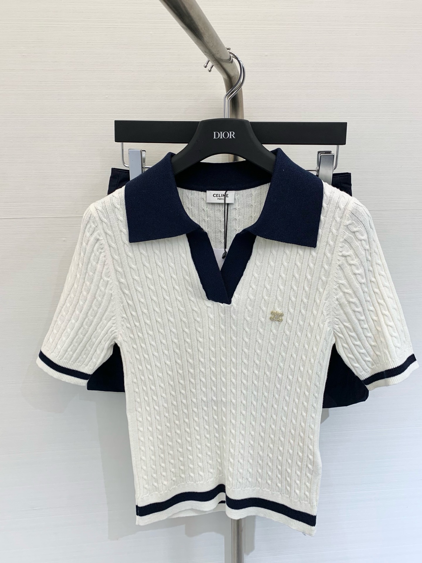 NO:424424,Celin* 2025 summer new style, shirt collar knitted short sleeves, made of wool fabric, excellent breathable and sweaty fabric, contrasting design of cuffs and hem, exquisite details, hidden blue, white, SML, celine,shirts,T-shirt,alexander wang19860909Celin* 2025 夏季新款 衬衫领针织短袖 采用羊毛面料 面料透气排汗优秀 袖口和下摆的撞色设计 细节处尽显精致 颜色藏蓝 白色 码数SML,,celine,shirts,T-shirt,alexander wang,Women's clothing