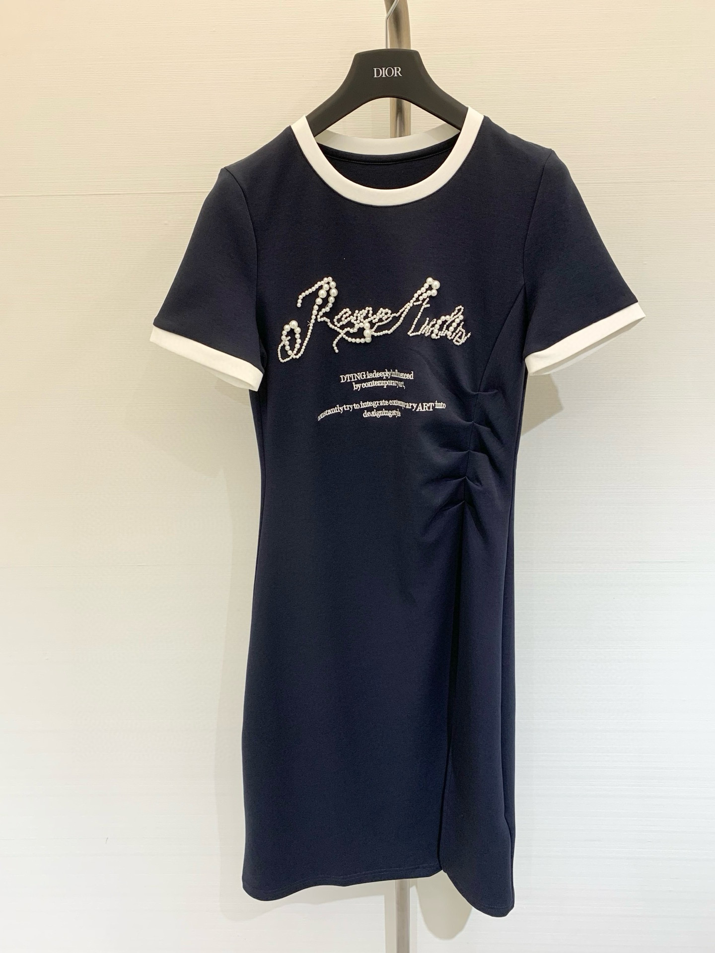 NO:424408,2025 summer new style pearl letter embroidered round neck waist pleated dress with natural waist pleated waist hem design casual and a little sexy. It looks good with white shoes and high heels. Color is hidden blue. Gray. SML, high heels, skirts, alexander wang.198609092025 夏季新款 珍珠字母刺绣圆领腰褶连衣裙 腰间自然压褶收腰下摆开叉设计 休闲又有点小性感 搭配小白鞋、高跟鞋都好看 颜色藏蓝 灰色 码数SML,,high heels,skirts,alexander wang,Women's clothing