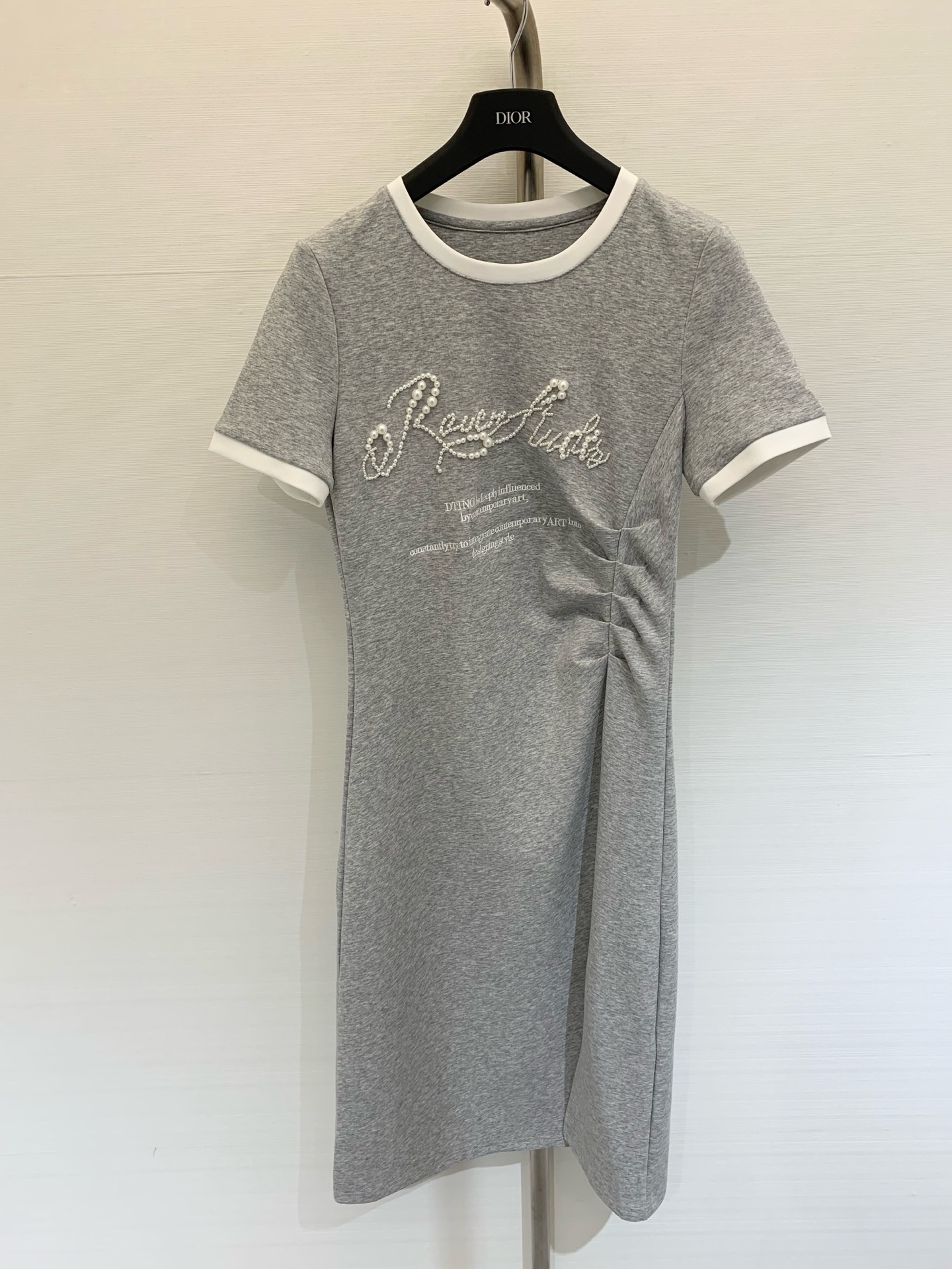 NO:424389,2025 summer new style pearl letter embroidered round neck waist pleated dress with natural waist pleated waist hem design casual and a little sexy. It looks good with white shoes and high heels. Color is hidden blue. Gray. SML, high heels, skirts, alexander wang.198609092025 夏季新款 珍珠字母刺绣圆领腰褶连衣裙 腰间自然压褶收腰下摆开叉设计 休闲又有点小性感 搭配小白鞋、高跟鞋都好看 颜色藏蓝 灰色 码数SML,,high heels,skirts,alexander wang,Women's clothing