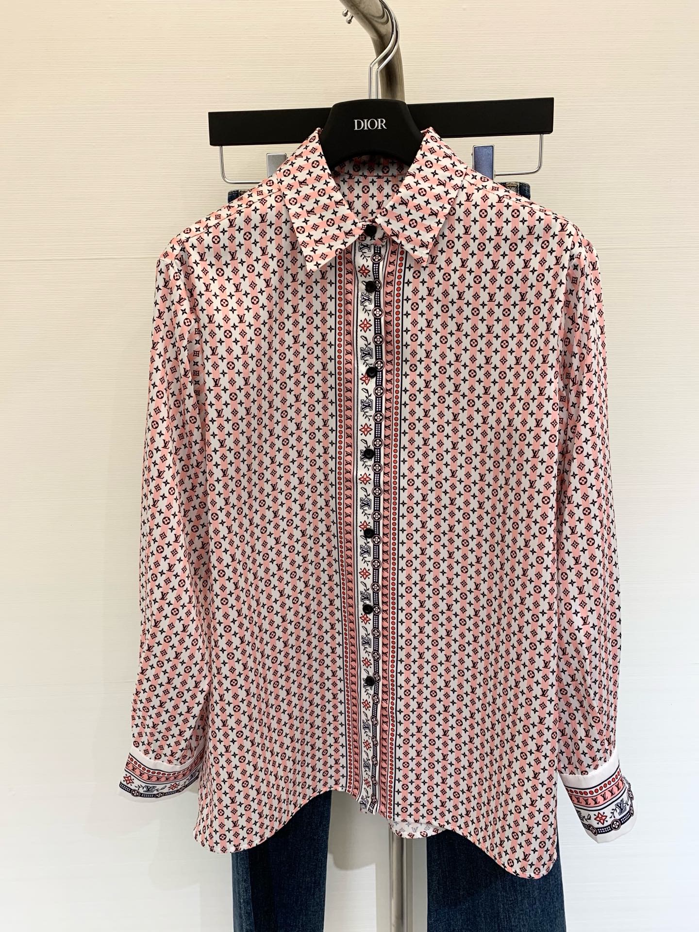 NO:424457,LouisVuit*on 2025 series Pink striped shirt Pink logo is so suitable for summer!  Fashionable, low-key, luxurious and high-end!  The style is versatile and not picky, and the workmanship quality depends on the details. You must be a white, rich and beautiful person!  Highly recommended high quality code SML, louis vuitton,alexander wang19860909LouisVuit*on 2025 系列款 粉色条纹衬衣 粉色Logo太适合夏天啦！时髦低调气质又奢华高级！版型百搭不挑人,做工品质看细节.白富美必入！强烈推荐 高品质  码数SML,,louis vuitton,alexander wang,Women's clothing