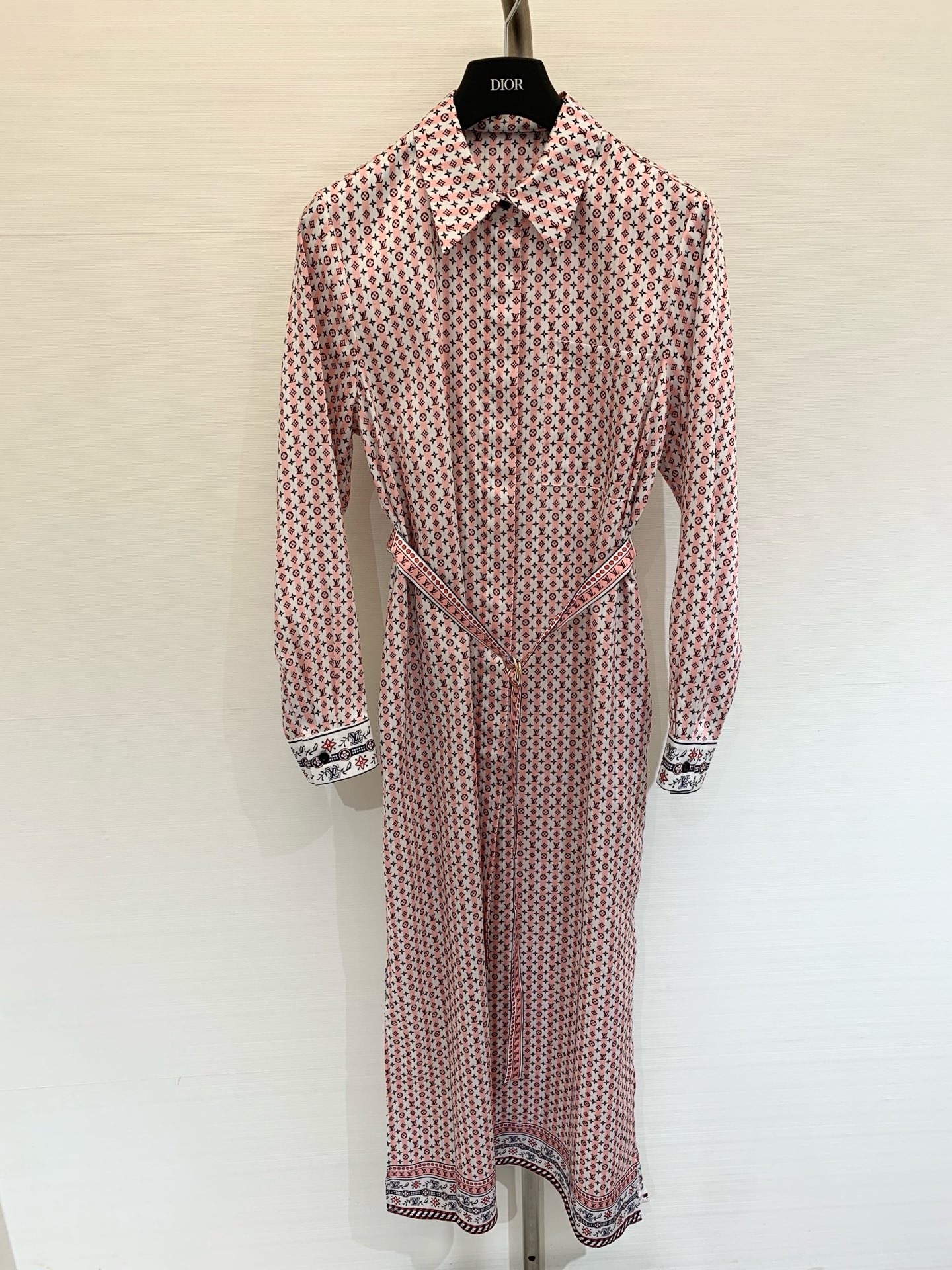 NO:424443,LouisVuit*on 2025 series pink striped dress pink logo is so suitable for summer!  Fashionable, low-key, luxurious and high-end!  The style is versatile and not picky, and the workmanship quality depends on the details. You must be a white, rich and beautiful person!  Highly recommended high quality code SML, louis vuitton, skirts, alexander wang19860909LouisVuit*on 2025 系列款 粉色条纹连衣裙 粉色Logo太适合夏天啦！时髦低调气质又奢华高级！版型百搭不挑人,做工品质看细节.白富美必入！强烈推荐 高品质  码数SML,,louis vuitton,skirts,alexander wang,Women's clothing