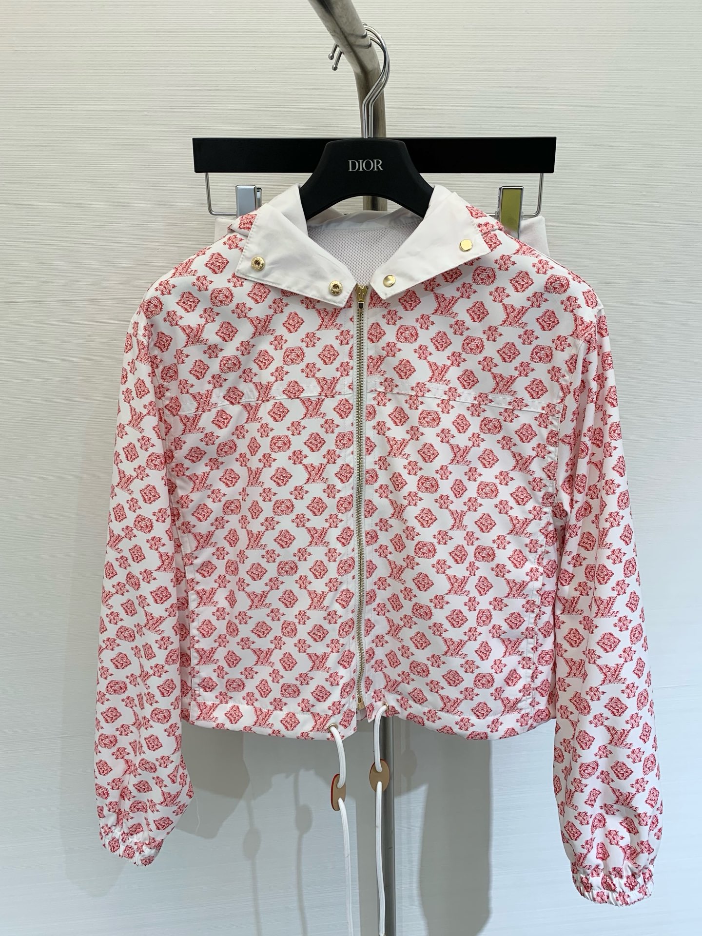 NO:424409,LoiusVuit*on 2025 new summer style, old-fashioned letter printed hooded suit, hooded jacket + elastic waist shorts, a set of super good-looking, pink and white contrasting elements, high-end and fashionable upper body, invincible and eye-catching, sports and fashionable girl, essential coats for all seasons, hooded design, versatile and not picky for people, SML coats, shorts, jackets & coats, hats, alexander wang19860909LoiusVuit*on 2025 夏季新款 老花字母印花连帽套装 连帽外套+松紧腰短裤 一套超好看 粉白撞色元素图案 上身高级又时髦 无敌养眼 运动时髦女孩 四季必备款的外套 连帽设计 版型百搭不挑人 码数SML 外套,,shorts,jackets & coats,hats,alexander wang,Women's clothing