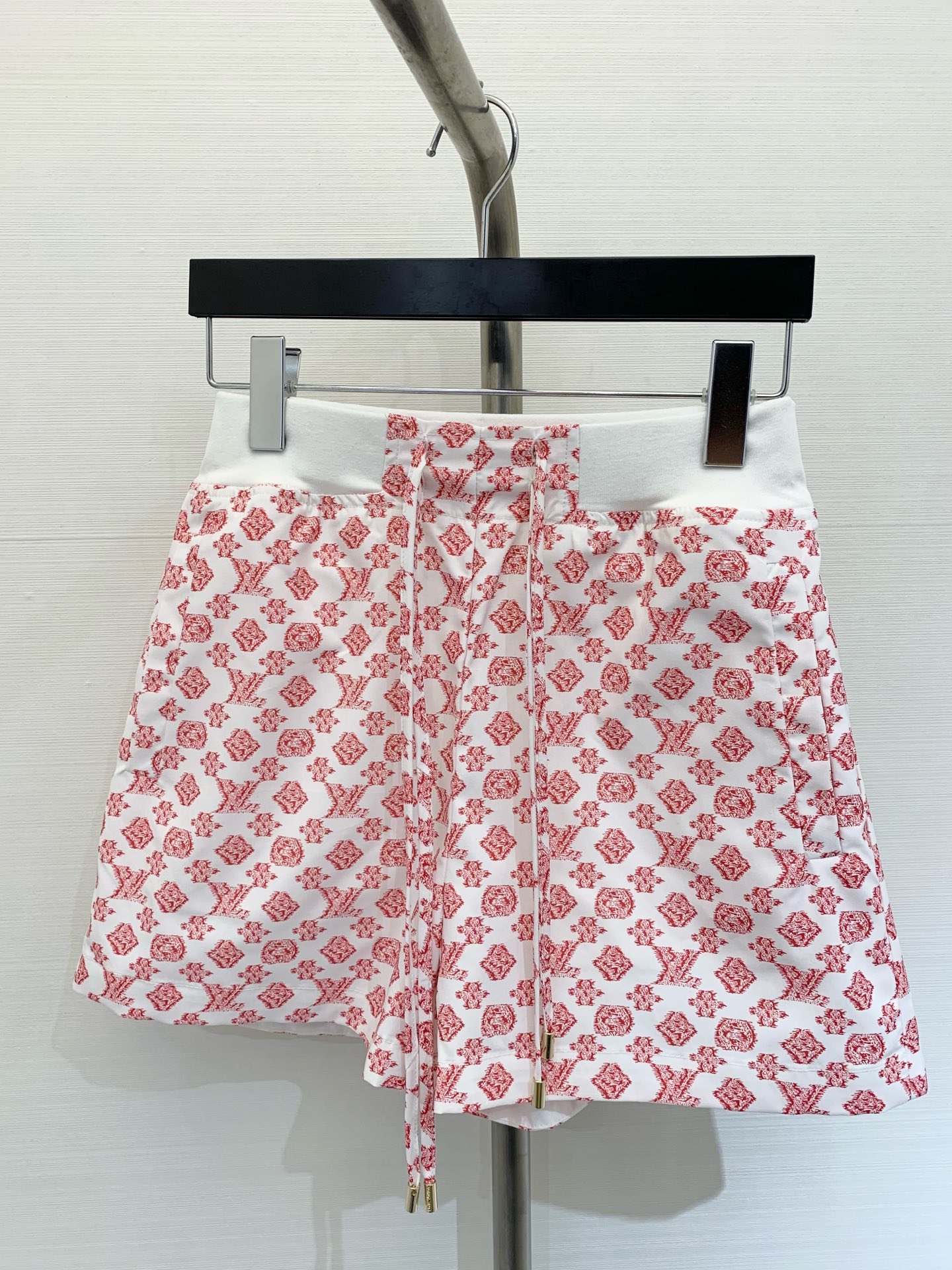 NO:424387,LoiusVuit*on 2025 new summer style, old-fashioned letter printed hooded suit, hooded jacket + elastic waist shorts, a set of super good-looking, pink and white contrasting elements, high-end and fashionable upper body, invincible and eye-catching, sports and fashionable girl, essential coats for all seasons, hooded design, versatile style and not picky, SML shorts, shorts, jackets & coats, hats, alexander wang19860909LoiusVuit*on 2025 夏季新款 老花字母印花连帽套装 连帽外套+松紧腰短裤 一套超好看 粉白撞色元素图案 上身高级又时髦 无敌养眼 运动时髦女孩 四季必备款的外套 连帽设计 版型百搭不挑人 码数SML 短裤,,shorts,jackets & coats,hats,alexander wang,Women's clothing