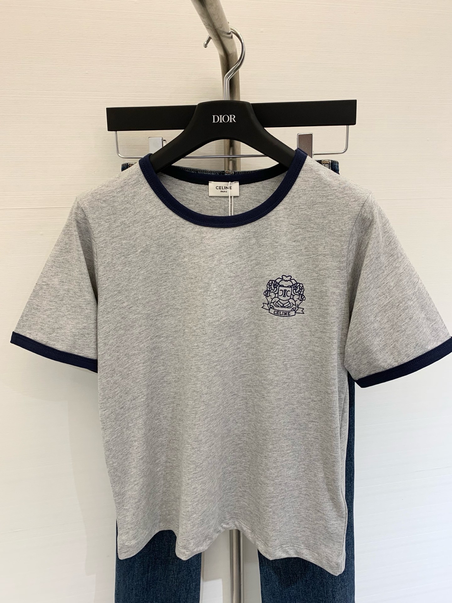 NO:417723,Celine 2025 summer new round neck printed T-shirt thread edging technology age-reducing advanced color gray apricot color SML, celine,tees, t-shirt,alexander wang19860909Celine 2025 夏季新款 圆领印花T恤 螺纹包边工艺 减龄高级 颜色灰色 杏色 码数SML,,celine,tees，t-shirt,alexander wang,Women's clothing
