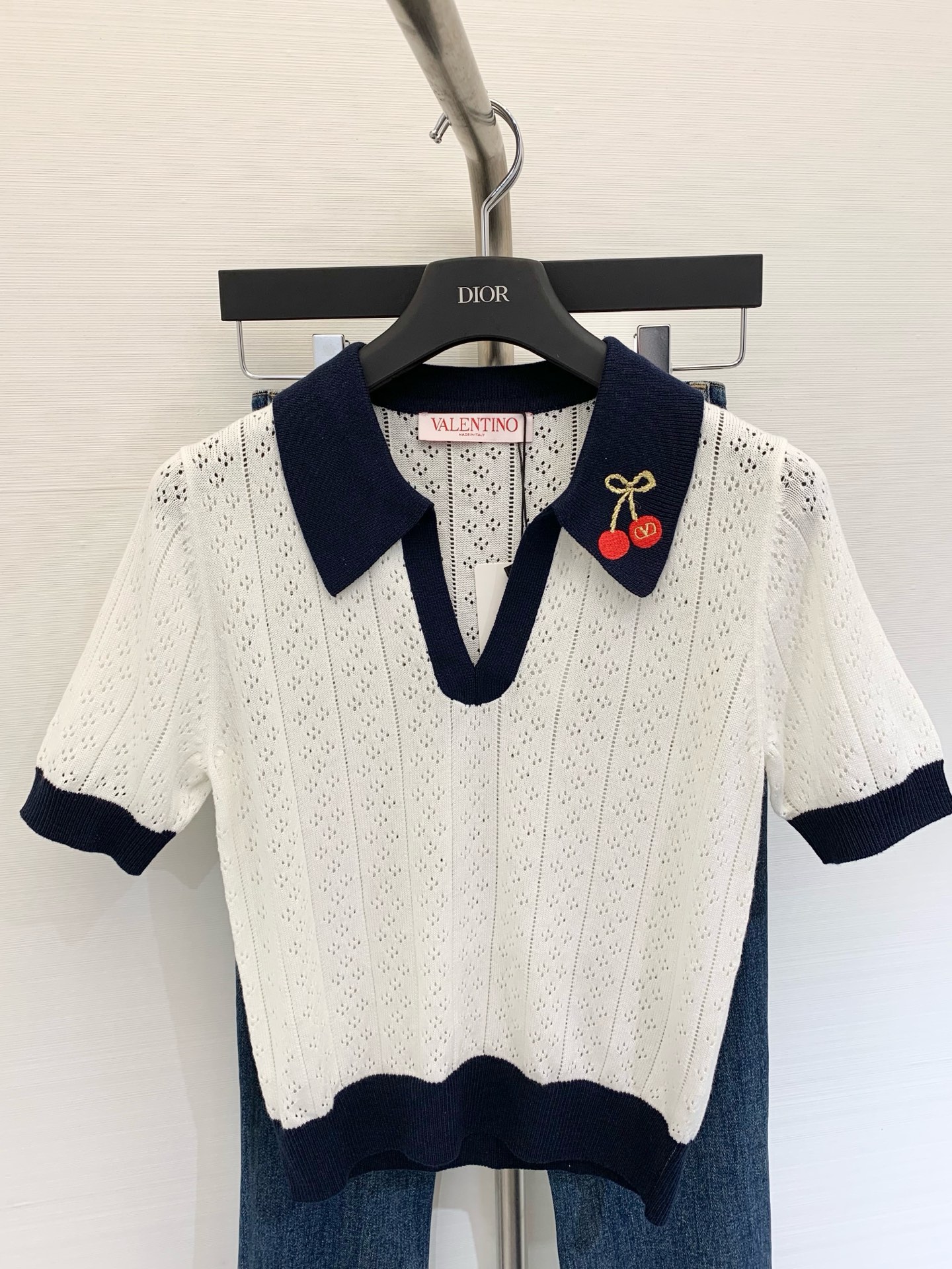 NO:417658,New Year's new style, two-color V-neck short-sleeved neck embroidery pattern logo embellishment, fashionable and relaxing feeling on the upper body, color, code number //,,T-shirt,alexander wang19860909年新款 二色V领短袖 领口刺绣图案logo修饰点缀 上身時尚鬆弛感 色 码数//,,T-shirt,alexander wang,Women's clothing