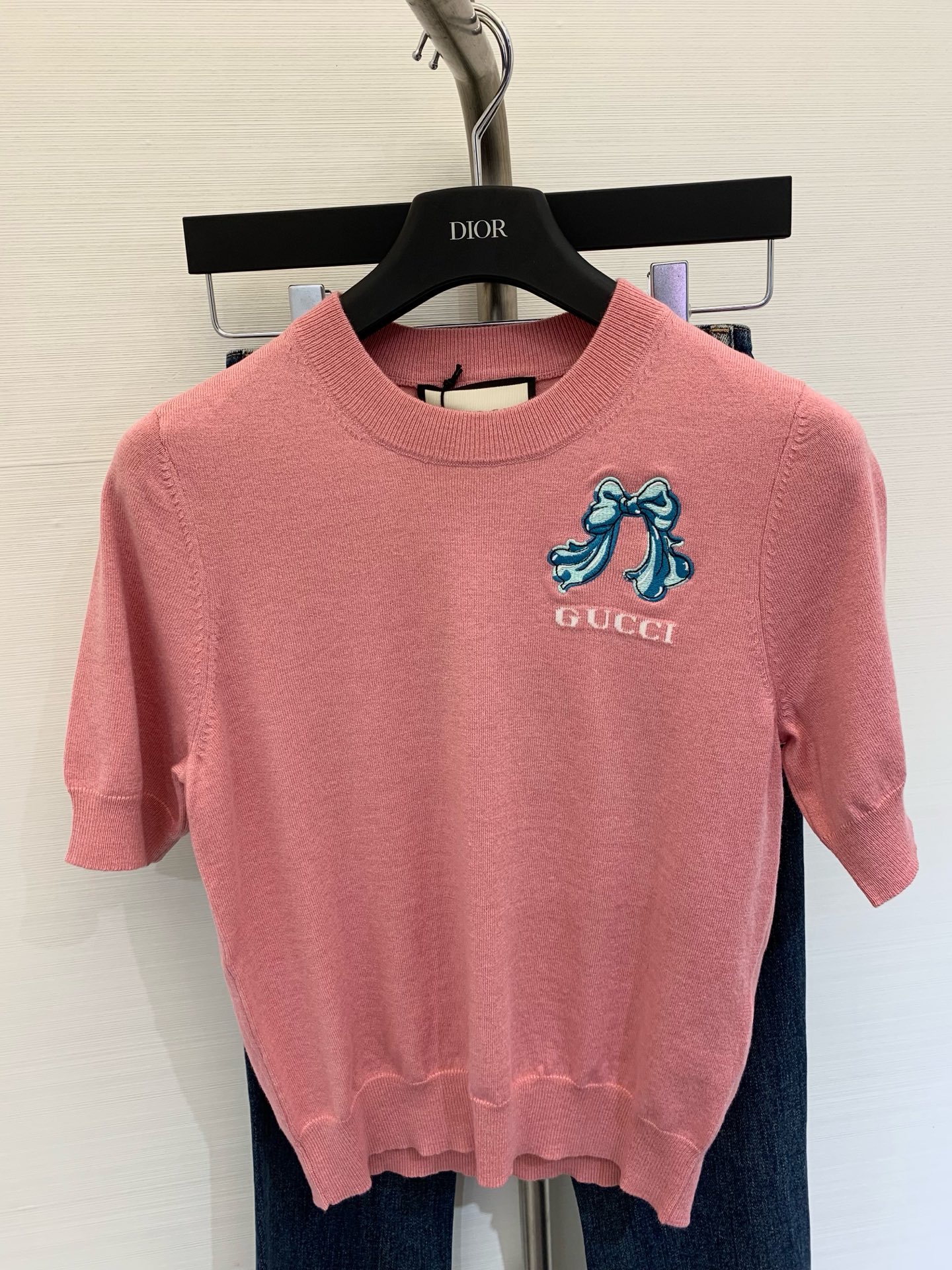 NO:420696,New summer style bow embroidered round neck knitted short sleeves, wool fabric, mid-sleeved design with contrasting bows, high-end intellectual and casual color hidden blue green pink Size, T-shirt, alexander wang19860909夏季新款 蝴蝶结刺绣圆领针织短袖 采用羊毛面料 中袖设计搭配撞色蝴蝶结 高级知性又休闲 颜色藏蓝 绿色 粉色 码数,,T-shirt,alexander wang,Women's clothing