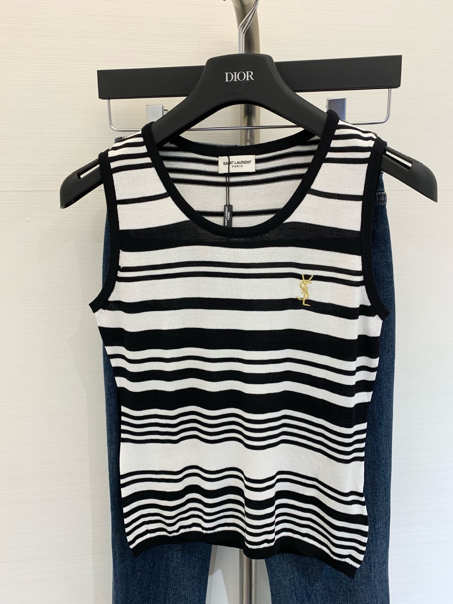 NO:420717,New two-color striped contrasting vest, high-end fashion boutique, exquisite embroidery and high-end embellishment, slim and comfortable on the market. Number of sizes //,,alexander wang19860909新款 二色条纹撞色背心 高級時尚精品 精美刺绣高级点缀 上市显瘦舒适 码数//,,alexander wang,Women's clothing