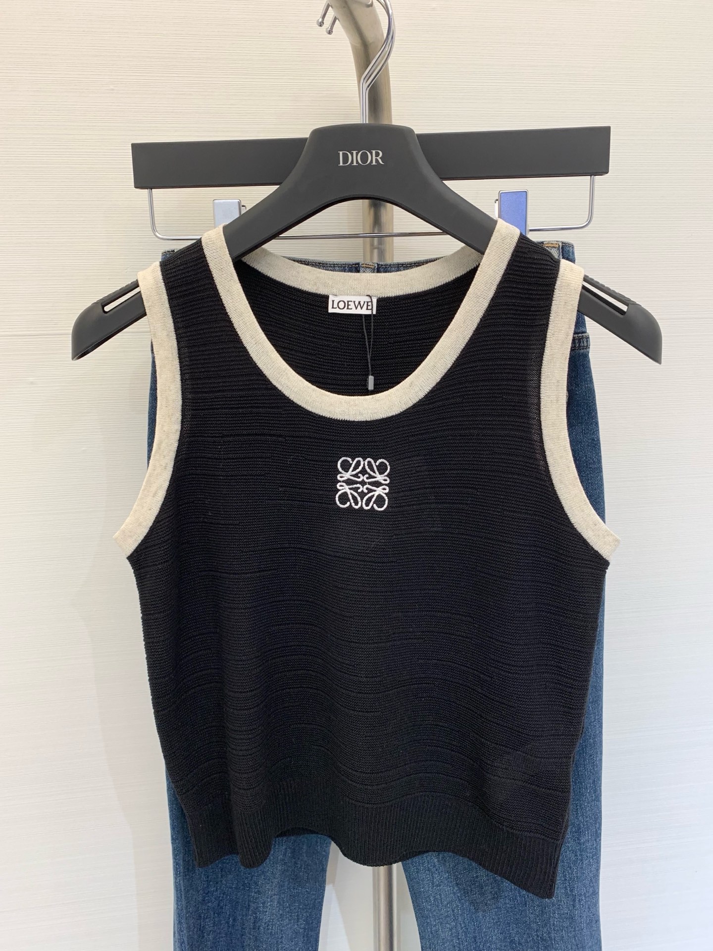 NO:420738,New style contrast embroidery knitted vest, breathable fabric, embroidery pattern design contrast embellishment embellishment!  !  High-end atmosphere on the upper body. Number of codes//,alexander wang19860909新款 撞色刺绣针织背心 面料透气 刺绣图案设计撞色修饰点缀！！上身高级氛围感 码数//,,alexander wang,Women's clothing