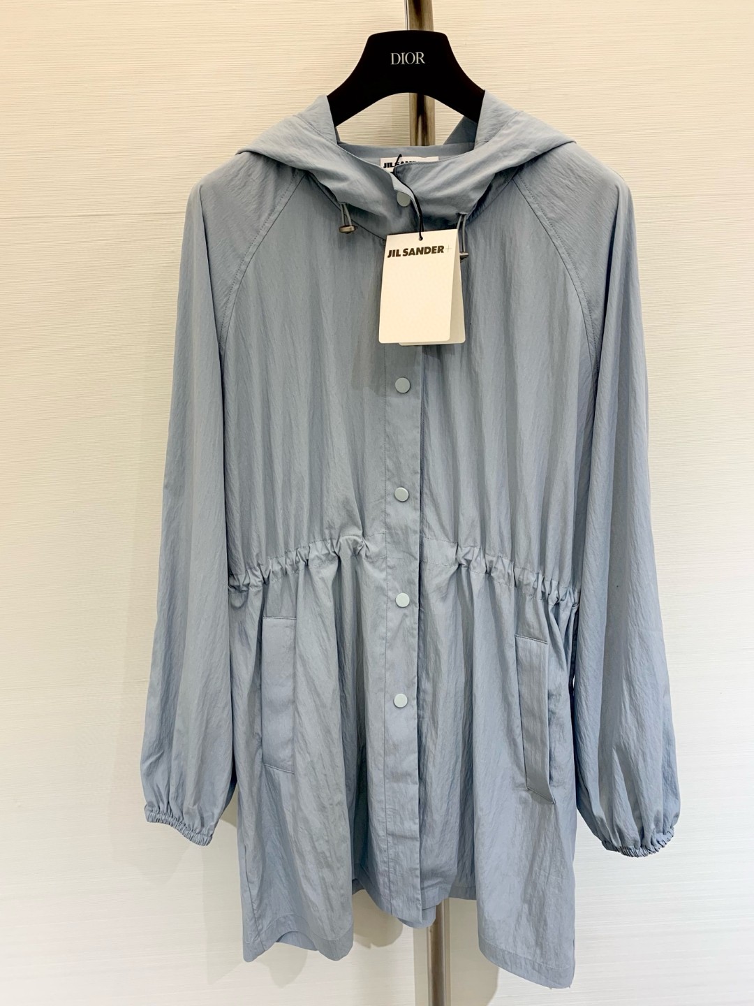 NO:426172,New spring and summer style minimalist light blue hooded sun protection jacket, loose large-size high-end production!  The hat's hand-sewn logo contrast design has built-in waist tucking and not messy. It is very suitable for commuting. It is wind and sun protection and practical!  You can wear high-end style at any time, and be beautiful when shopping and traveling!  Paired with a vest, shirt and shorts is a refreshing and fashionable look!  code count, shorts, jackets & coats, hats, alexander wang19860909春夏新款 极简淡蓝连帽防晒外套,宽松大版型高版出品！帽子手缝标志撞色设计,内置收腰不凌乱,太适合通勤了,防风防晒都好实用！随时可以穿出高级范,逛街、出游要美翻天！搭配背心、恤和短裤就是清爽又时髦的凹造型！ 码数,,shorts,jackets & coats,hats,alexander wang,Women's clothing