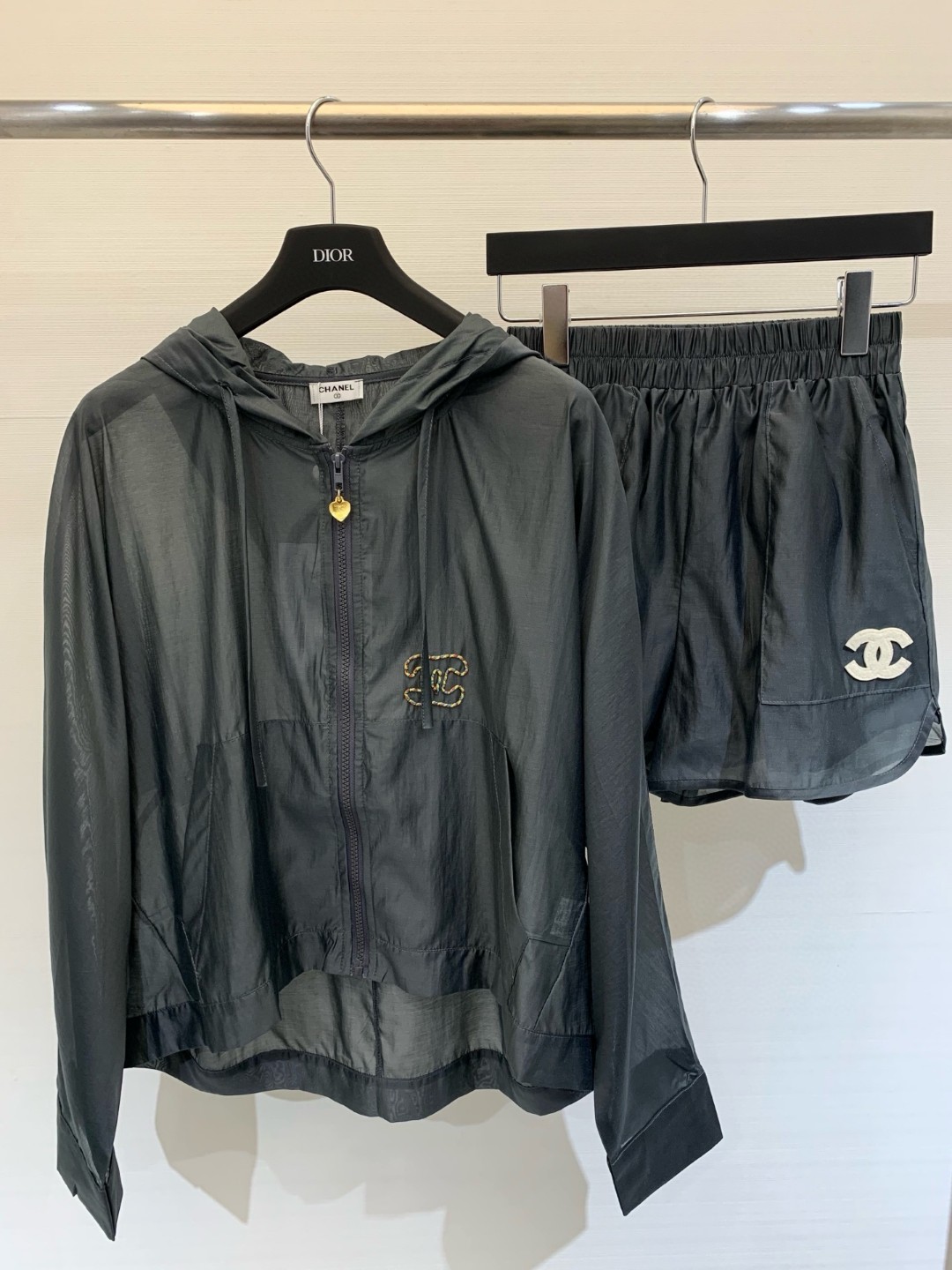 NO:426196,* Middle style new summer style hooded sun protection suit, hooded jacket shorts Customized tensile cotton fabric breathable and comfortable very well color dark green light apricot size, shorts, jackets & coats, hats, alexander wang19860909*  中古款 夏季新款 连帽防晒套装,连帽外套短裤 定制天丝麻棉面料 透气舒适感非常好 颜色墨绿 浅杏 码数,,shorts,jackets & coats,hats,alexander wang,Women's clothing