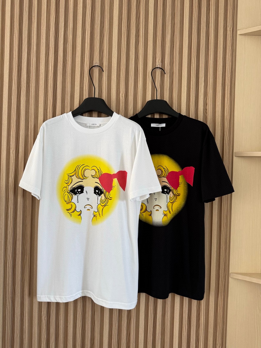 NO:426217,New summer style beautiful girl printed short-sleeved shirt, round neck crying baby face printed loose short-sleeved shirt, beautiful girl really looks white, super senseless breathable and unfinished print, girl heart is full of energy, who can stand it and not like this one? Retro cute and quirky pattern decoration, interesting design and bold saturated tones are completely refreshing. I highly recommend everyone to wear one piece, single wear, layered all color black white Size number, T-shirt, alexander wang19860909夏季新款 美少女印花短袖恤,圆领哭泣娃娃脸印花宽松短袖恤,美少女真的太显白了,超级无感透气拔印印花,少女心爆棚啦,谁能耐得住不去喜欢这款 ,复古可爱又精灵古怪的图案装饰,有趣的设计以及大胆饱和的色调完全让人耳目一新,极力推荐人手一件,单穿,叠穿都 颜色黑色 白色 码数,,T-shirt,alexander wang,Women's clothing