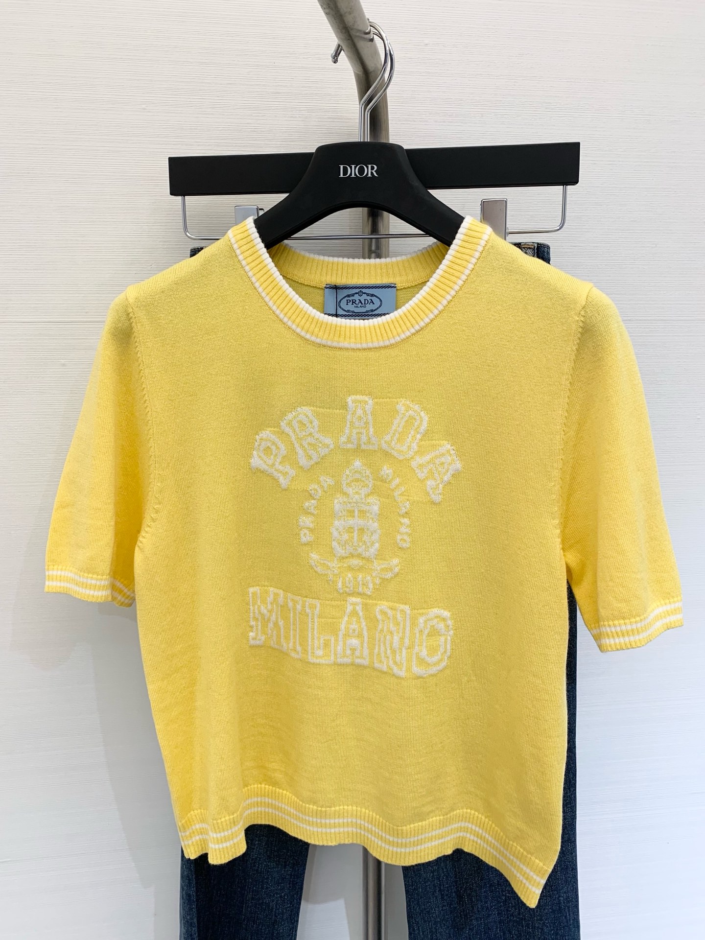 NO:426195,New three-color round neck knitted short sleeves Logo modification matching The upper body makes you look slim and white in skin. Yellow color gray, hidden blue. Number of codes//, T-shirt, alexander wang19860909新款 三色圆领针织短袖 Logo修饰搭配 上身显瘦超級显肤白 颜色黄色 灰色 藏蓝 码数//,,T-shirt,alexander wang,Women's clothing