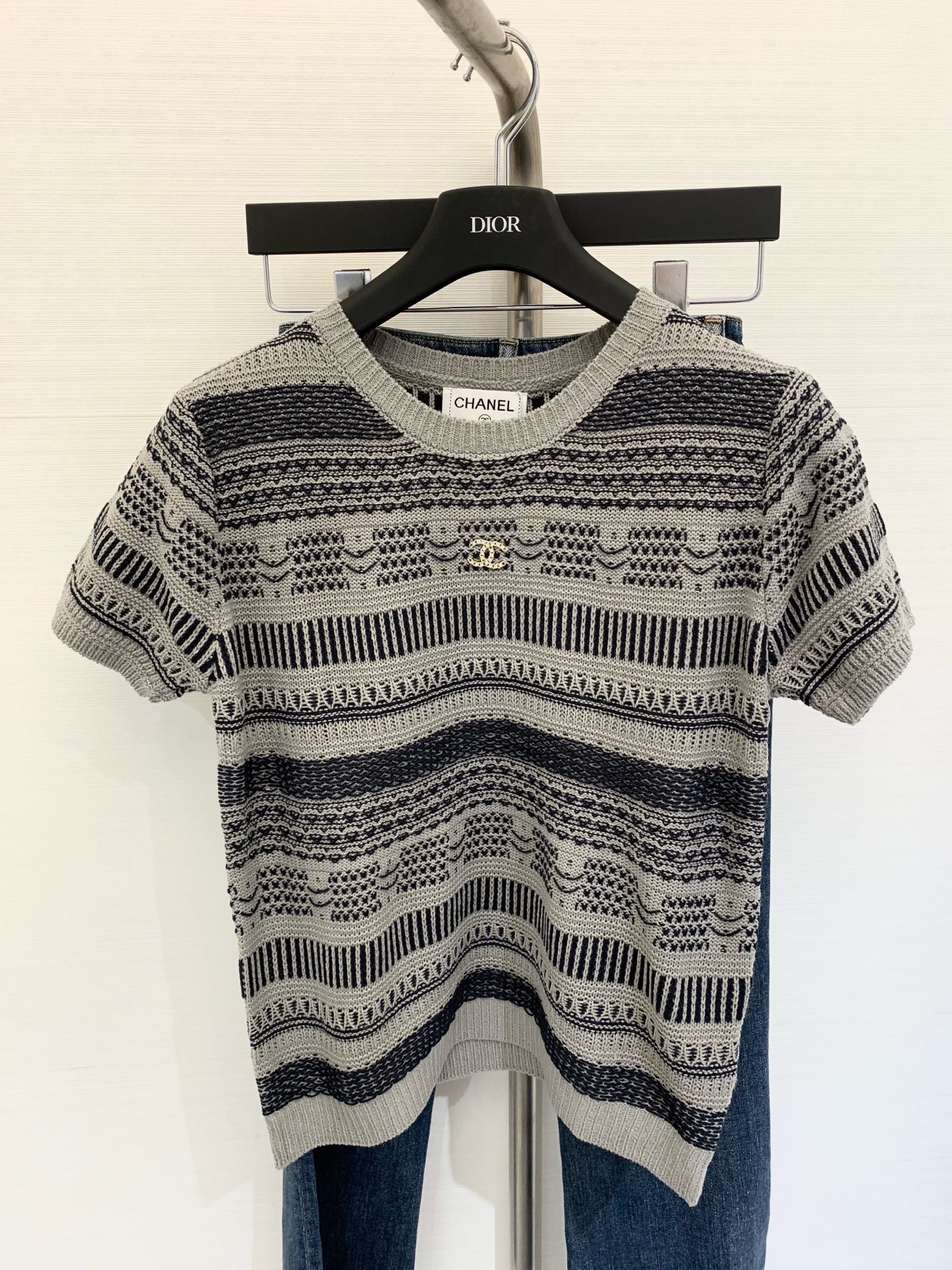 NO:426207,New striped round neck knitted short sleeves, breathable fabric, logo pattern design embellishment!  High-level atmosphere on the upper body. Number of codes//, T-shirt,alexander wang19860909新款 条纹款圆领针织短袖 面料透气 logo图案设计修饰点缀！上身高级氛围感 码数//,,T-shirt,alexander wang,Women's clothing