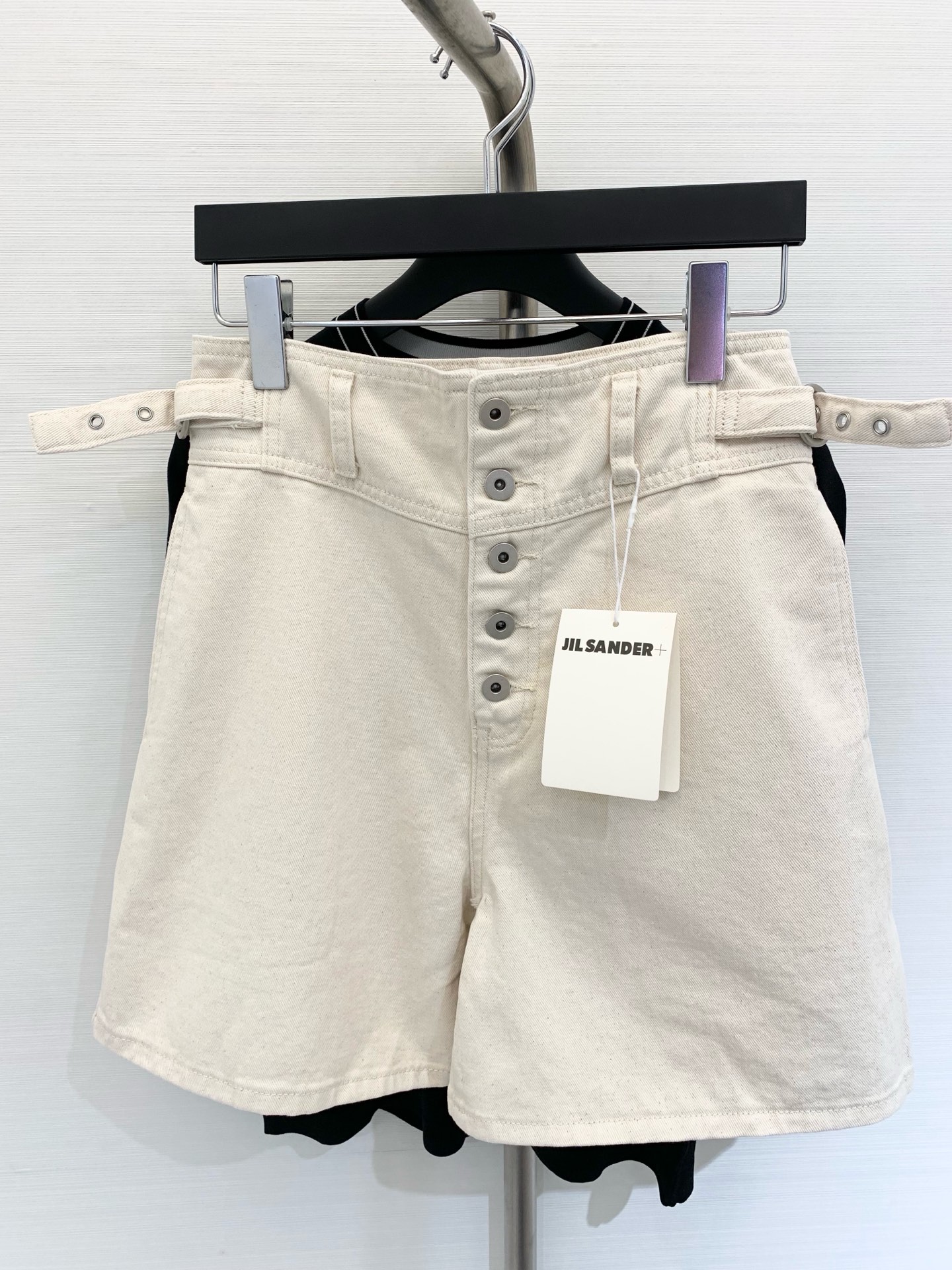 NO:426162,New summer style, back pocket flap letter denim shorts, same style on the official website, multi-button design, back pocket flap letters, full texture, high waist version, super good looking, high-slimming, long legs, can be controlled by any body shape, and it can be seen with temperament at will. A versatile and fashionable high-end items, size, shorts, alexander wang19860909夏季新款 后袋翻盖字母牛仔短裤 官网同款 多钮扣设计 后袋翻盖字母 质感满满 短裤高腰版 超好看 显高显瘦显腿长 任何身形都可驾驭 随意一搭都显气质 百搭时髦高级单品 码数,,shorts,alexander wang,Women's clothing