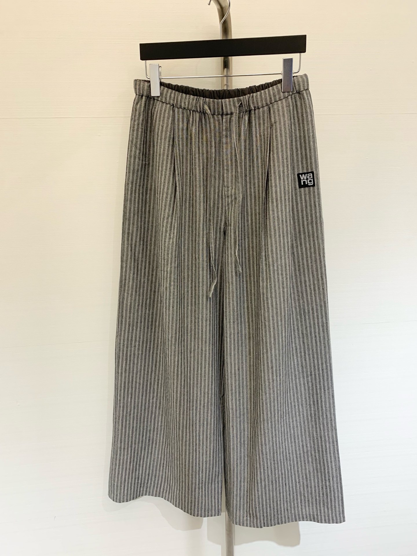 NO:426181,New summer style Dream Love Pants is suitable for all kinds of figures, full of slackness, a hiding artifact, a natural drooping design, neat and generous, and will not pick people. The elastic waist does not tighten the waist, and can be free to put on and take off! The contrasting stripes breaks the monotony and adds a sense of layering! Comfortable fabric, breathable and not stuffy, is very suitable for summer. Whether it is daily or holiday, just match it with a piece of slack all over the body! Size number, alexander wang19860909夏季新款 梦中情裤 适合各种身材,松弛感满满,藏肉神器,自然垂感的设计,利落大方,也不会挑人,松紧腰不勒腰围,穿脱活动自如!条纹撞色处理,打破单调感,增添层次感!舒适的面料,透气也不会闷热,很适合夏天,不管日常还是度假,随便搭配一件浑身散发松弛感! 码数,,alexander wang,Women's clothing