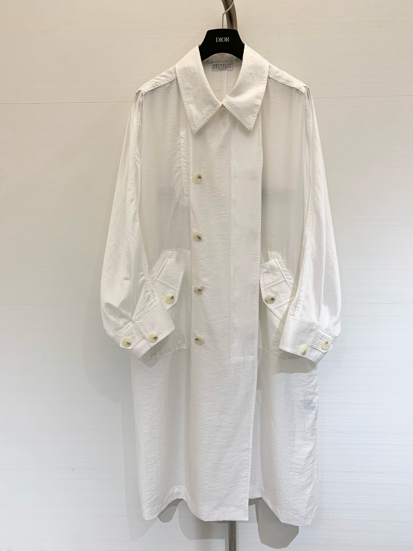 NO:429655,New summer style, workwear style cotton and linen blended sunscreen windbreaker, loose style is not picky, customized lightweight cotton and linen blended fabric, combined with the collision design of workwear and windbreaker and sunscreen, just right sense of high-end color, hidden blue, white, size,,alexander wang19860909夏季新款 工装风棉麻混纺防晒风衣 宽松版型不挑人 定制轻薄棉麻混纺面料 结合工装与风衣与防晒衣的碰撞设计 恰到好处的高级感 颜色藏蓝 白色 码数,,alexander wang,Women's clothing