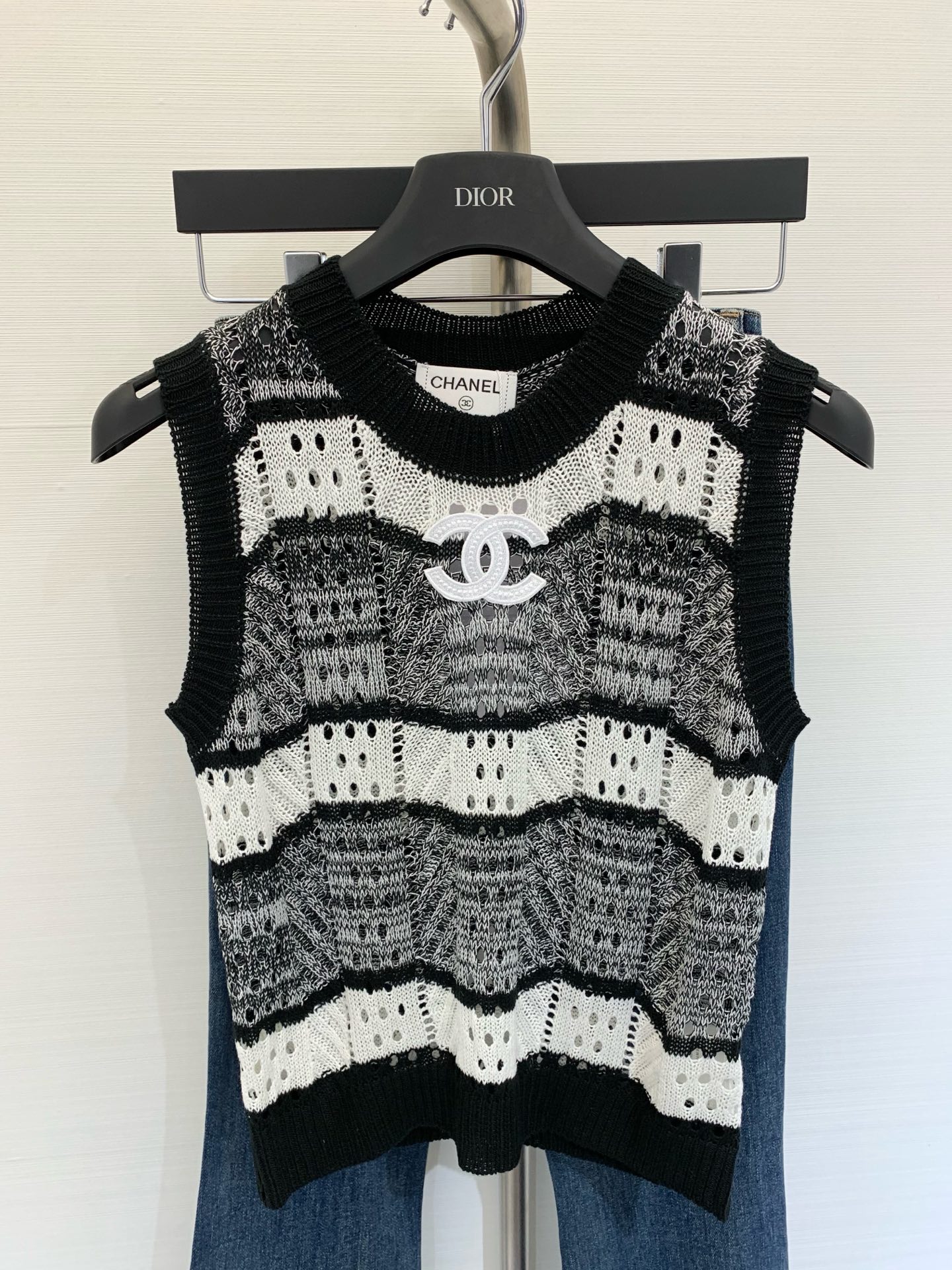 NO:429623,New summer style series black and white striped knitted vest using wool fabric breathable texture Double C embroidery embellishment High-end atmosphere on the upper body Size //,,alexander wang19860909夏季新款 系列款 黑白条纹针织背心 采用羊毛面料 透气质感 双C刺绣贴饰点缀 上身高级氛围感 码数//,,alexander wang,Women's clothing