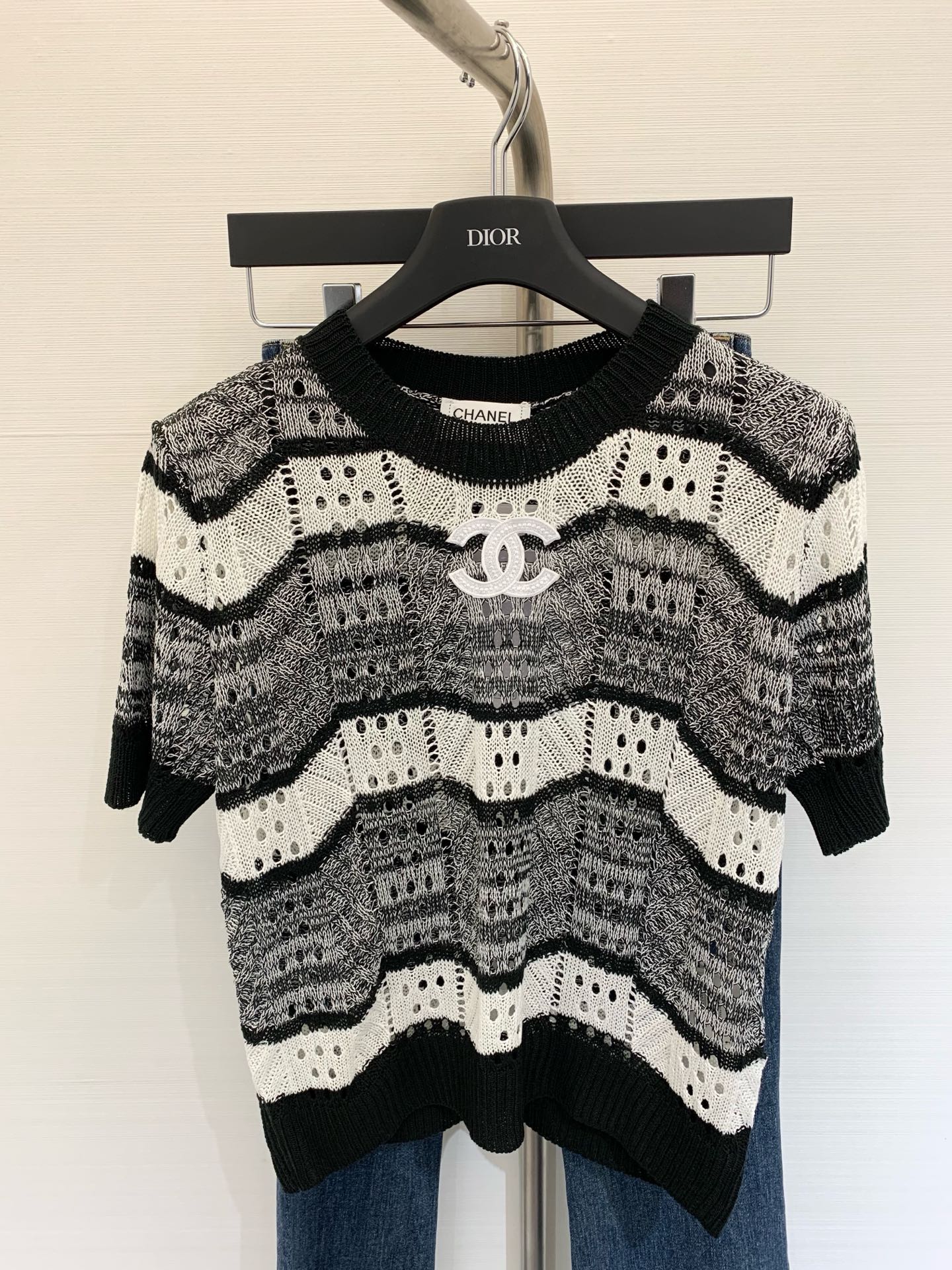 NO:429627,New summer style series black and white striped knitted short sleeves made of wool fabric breathable texture Double C embroidery embellishment High-end atmosphere on the upper body Size //, T-shirt,alexander wang19860909夏季新款 系列款 黑白条纹针织短袖 采用羊毛面料 透气质感 双C刺绣贴饰点缀 上身高级氛围感 码数//,,T-shirt,alexander wang,Women's clothing