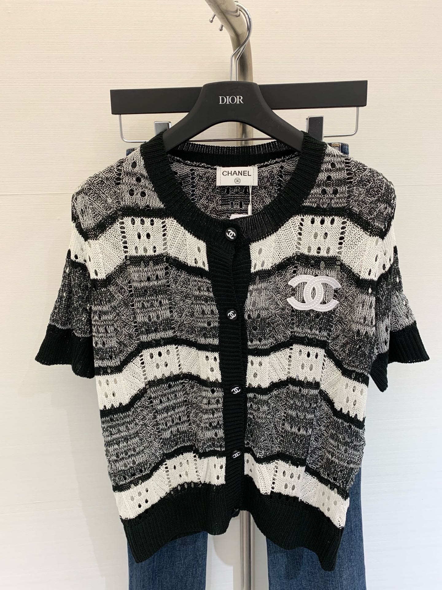 NO:429631,New summer style series black and white striped knitted cardigans made of wool fabric breathable texture Double C embroidery embellishment High-end atmosphere on the upper body Size // l,,alexander wang19860909夏季新款 系列款 黑白条纹针织开衫 采用羊毛面料 透气质感 双C刺绣贴饰点缀 上身高级氛围感 码数// l,,alexander wang,Women's clothing