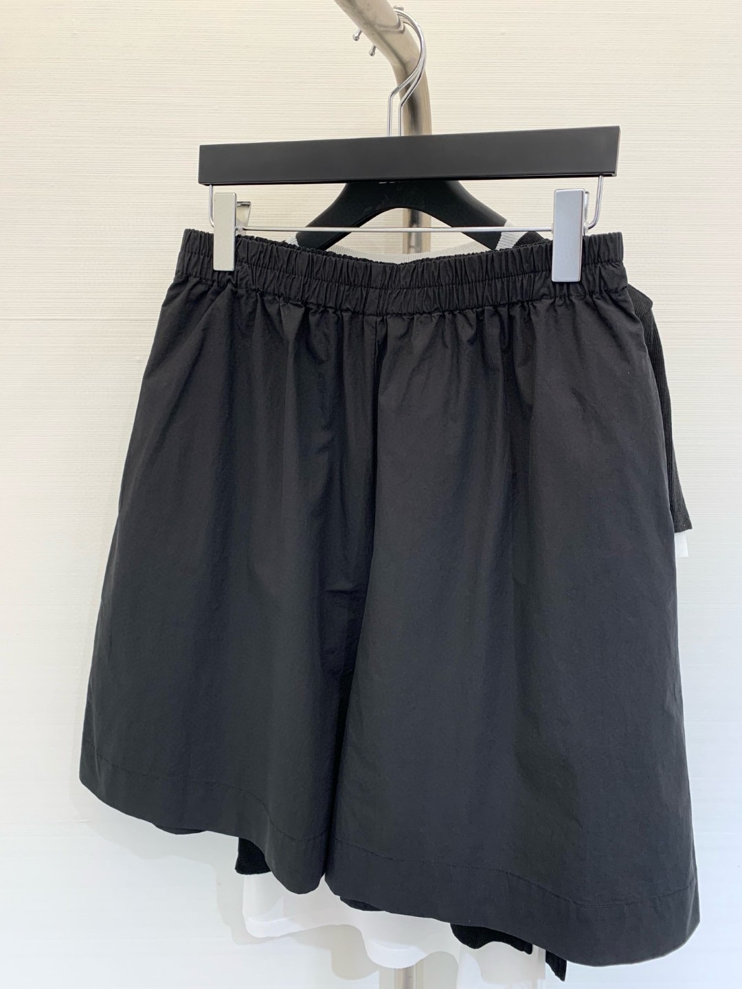 NO:429617,New summer style, simple and elegant mid-pants, great matching items, full of fashionable and handsomeness, cotton fabric, classic sesame texture design in the back pocket, wide-leg pants, just at the knees, color white, black, size,,alexander wang19860909夏季新款 简约气质中裤 很赞的搭配单品 满满的时髦帅气感 采用棉面料 后口袋经典麻料设计 阔腿裤型长度刚好在膝盖处 颜色白色 黑色 码数,,alexander wang,Women's clothing