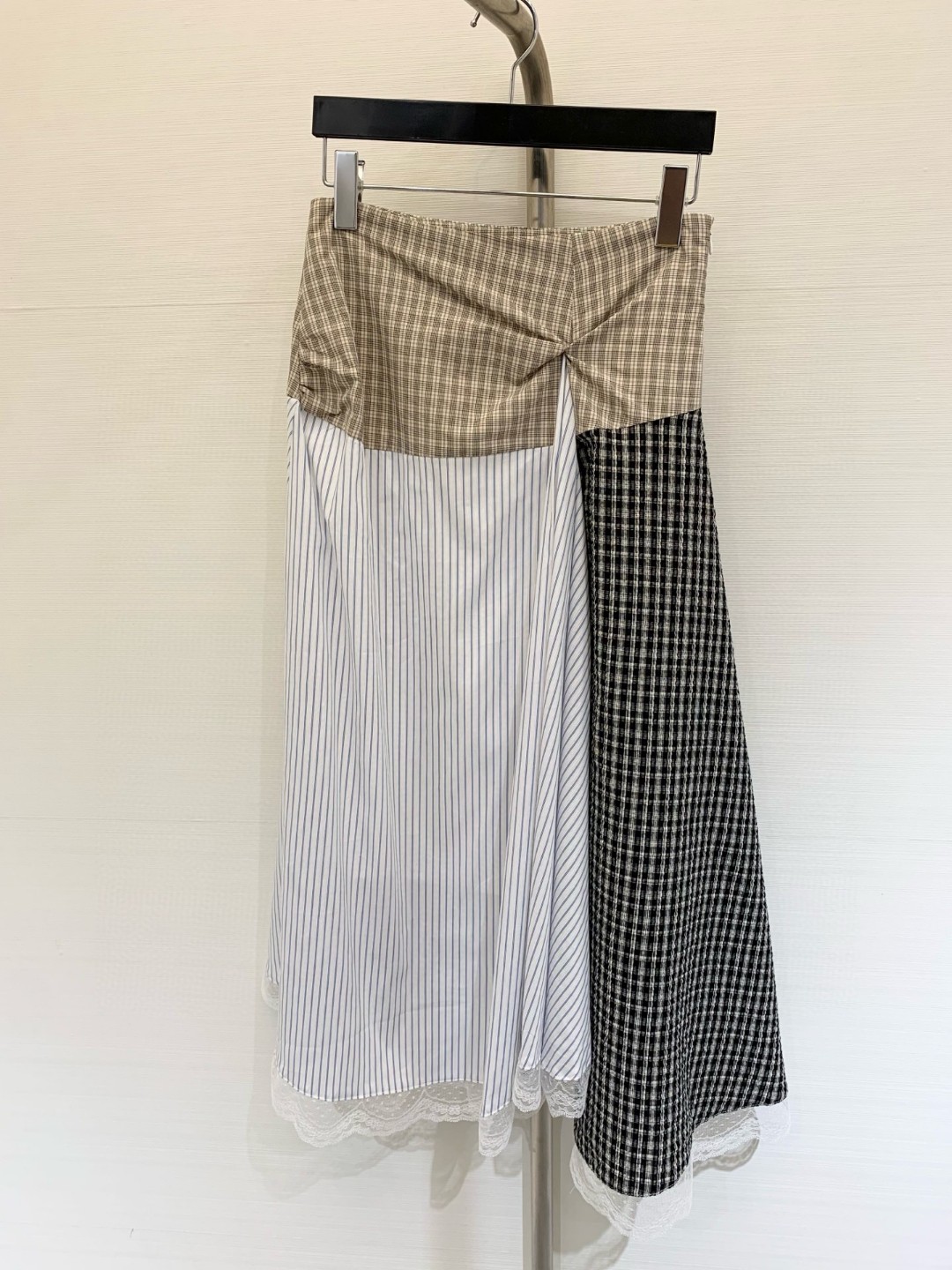 NO:431128,New summer style irregular spliced ​​lace skirt Super bold design plaid contrast spliced ​​lace edge casual and retro The upper body is large and the vest is very atmosphere. Size number, skirts, alexander wang19860909夏季新款 不规则拼接蕾丝边半裙 超胆的设计 格纹撞色拼接蕾丝边 休闲又复古 上半身搭配大、背心都非常有氛围感 码数,,skirts,alexander wang,Women's clothing