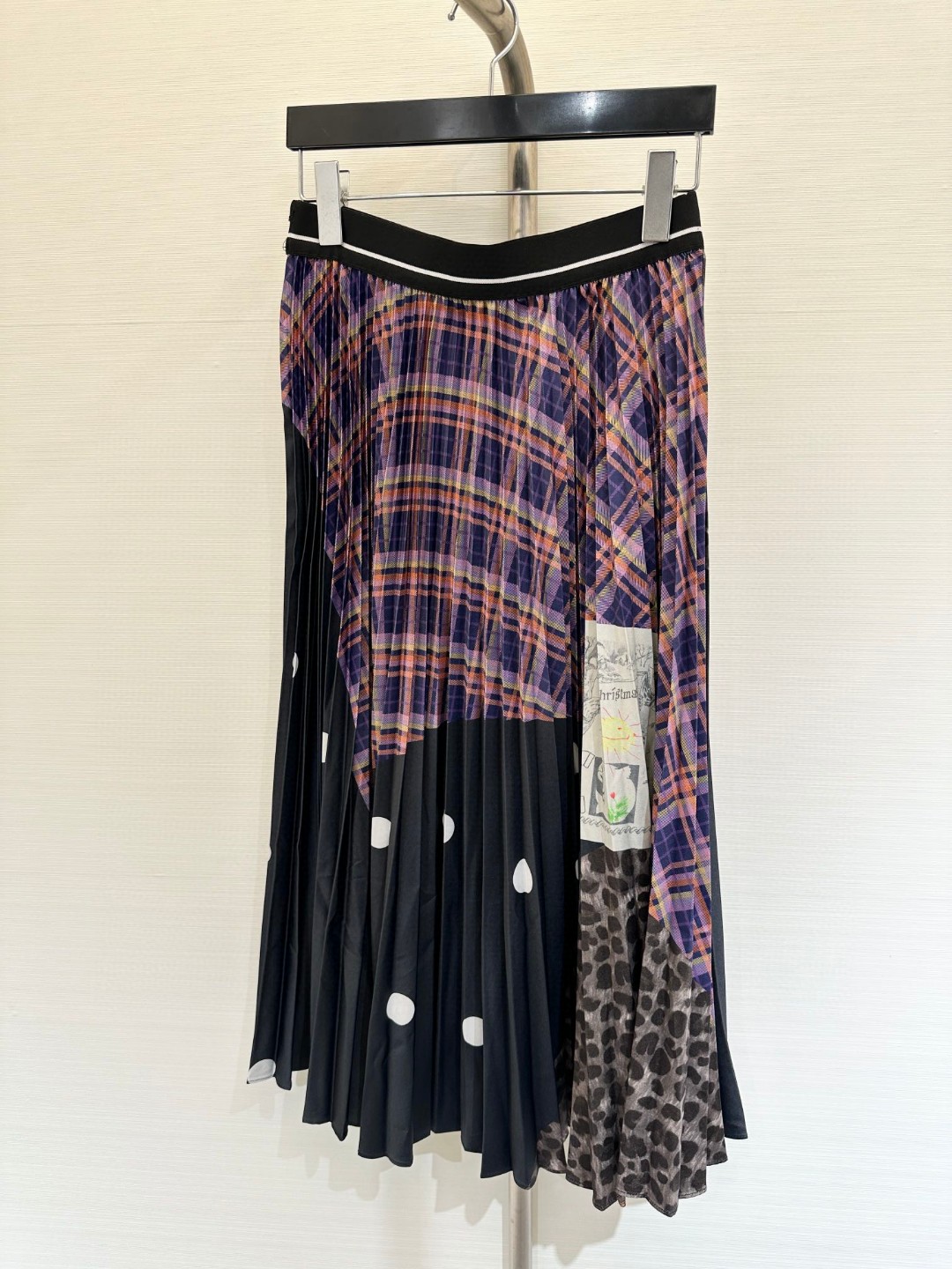 NO:431138,New summer style leopard print spliced ​​pleated skirt. The pleated design makes the overall look more fluffy and layered. The plaid and leopard print are cleverly spliced, which not only breaks the monotonous color, but also adds a bit of high-end feeling. It is definitely a must-have item in the closet!  Color yellow purple code number, skirts, alexander wang19860909夏季新款 豹纹拼接百褶半裙 百褶的设计让整体看起来更加蓬松有层次 格纹和豹纹进行了巧妙的拼接 不仅打破了单调的色彩 更是增添了几分高级感 绝对是衣橱里的必备单品！ 颜色黄色 紫色 码数,,skirts,alexander wang,Women's clothing