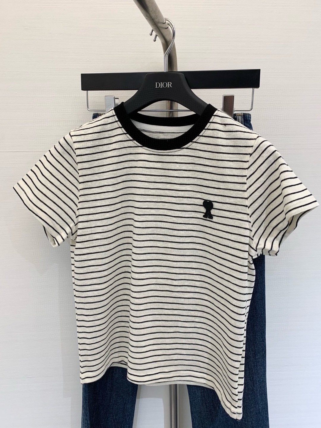 NO:431155,New summer style, contrasting striped short sleeves, round neck is comfortable to fit the finishing touch and casual posture, harmoniously echoing the large body, the collar is not easy to deform, the upper body is flat and easy to put on and take off, smooth and delicate. The classic style is comfortable and shaped just right, without limiting the figure. The careful details can be seen everywhere, covering the flesh to make you look slim. The fashion sense of short stripes and refreshing attributes!  Striped shirts are red every year, eye-catching and eye-catching, with a bit more casual and vibrant feeling than solid colors, and the style instantly highlights. Number of codes, T-shirt, alexander wang19860909夏季新款 撞色条纹短袖,圆领舒适贴合点睛休闲姿态,和谐呼应大身,领型不易变形,上身平整易穿脱,光洁细腻.经典版型舒适塑形恰到好处,不限身材.随处可见的小心机细节,遮肉显瘦.时装感条纹短,清爽属性！条纹恤每年翻红,吸睛抢眼,比纯色多了几分休闲元气感,风格瞬间凸出 码数,,T-shirt,alexander wang,Women's clothing